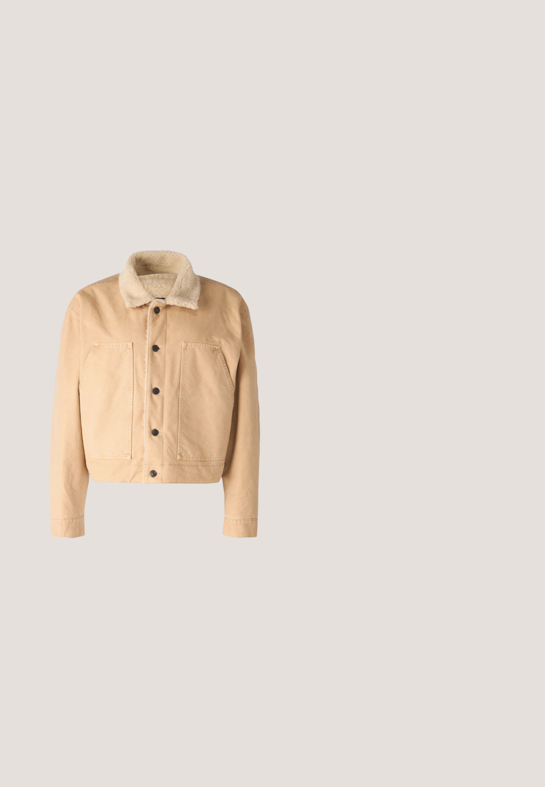 Veste en denim beige avec un col en fausse fourrure doux, des boutons à l'avant et deux grandes poches poitrine. Elle se distingue par sa longueur raccourcie et ses détails brodés.; Sweat-shirt marron foncé à manches longues avec col rond, poignets et ourlet côtelés, et un petit logo animalier brodé sur la poitrine gauche.; Robe taupe asymétrique à manches courtes avec des motifs géométriques linéaires, présentant un col rond et une légère fente en goutte d'eau à l'arrière.; Baskets en daim marron avec lacets crème, "ZV" brodé en crème sur le côté, languette beige au talon, et bande rouge près de la semelle, vues de l'extérieur.; Lunettes de soleil jaune translucide style œil de chat avec des verres bruns présentant un motif répétitif du logo Gucci sur un fond blanc.; Sac fourre-tout en toile marron avec poignées courtes, bandoulière noire détachable et "THE TOTE BAG MARC JACOBS" imprimé à l'avant.