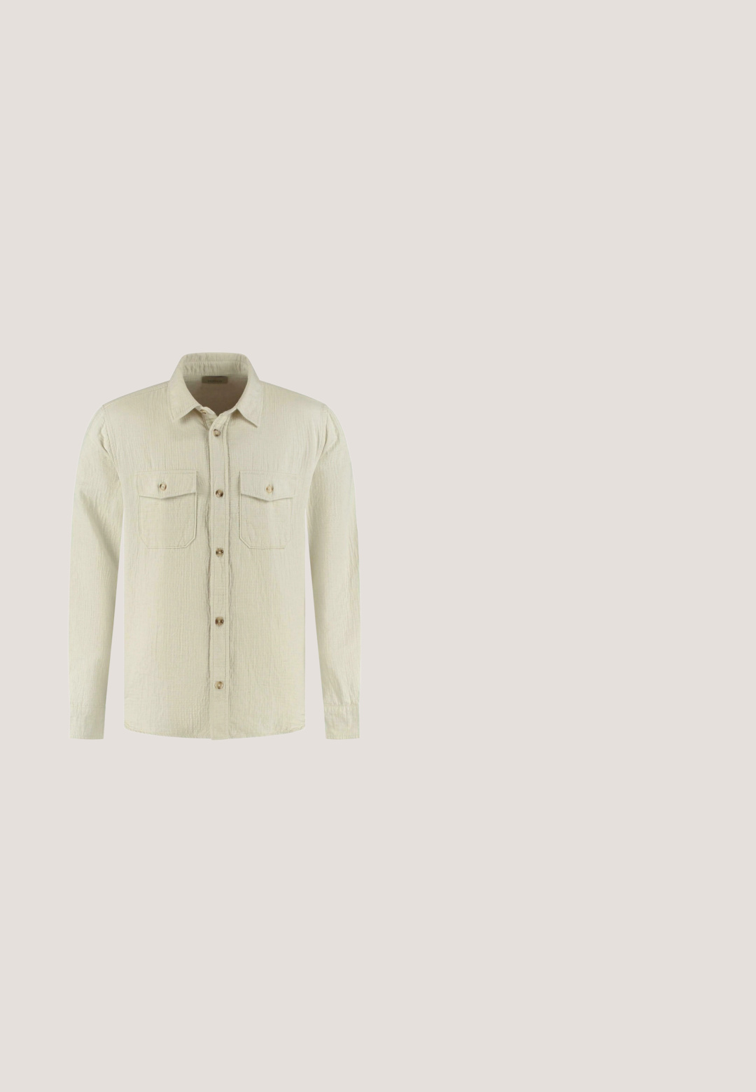 Camisa de manga larga en tejido texturizado color beige claro. Presenta un cierre frontal con botones, dos bolsillos en el pecho y botones en color beige. Diseño de corte clásico.; Suéter de punto beige claro con cuello redondo, mangas largas, puños y dobladillo acanalados. Textura suave con un patrón de grosor medio.; Camiseta de algodón beige lisa, de manga corta, oversize y con cuello redondo, mostrada extendida sobre un fondo blanco.; Vaqueros de pierna recta en azul claro con botón delantero, trabillas para cinturón y bolsillos delanteros, mostrados sobre un fondo blanco.; Zapatilla blanca de corte bajo con cierre de cordones, cuello acolchado y suela de goma texturizada, mostrada de perfil sobre un fondo neutro.; Bolso tote de lona beige con asas color cuero, etiqueta negra de Coach y logo de Coach New York en el centro delantero.
