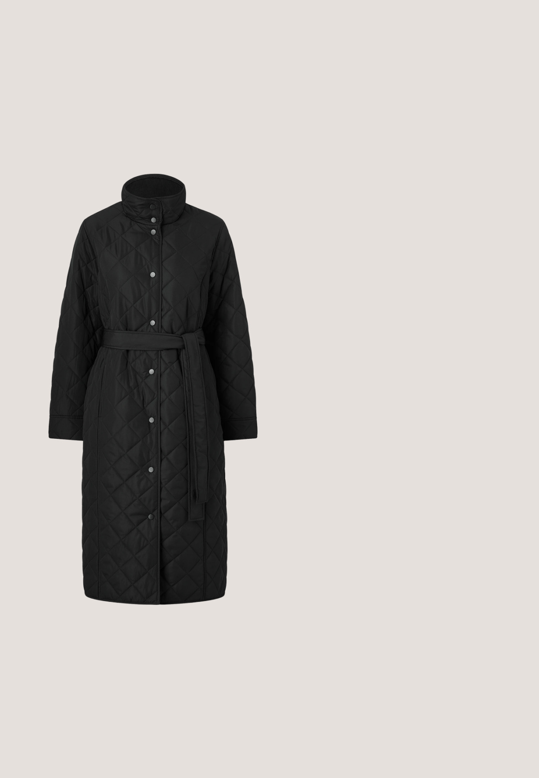 Sort quiltet lang frakke med trykknapper foran, stående krave, lange ærmer og matchende stofbælte i taljen.; Sort rullekrave sweater lavet af strikket stof. Har lange ærmer, almindelig skuldersøm og ribbede kanter og manchetter for tekstur.; Vide benbukser i mørkegrå, lavet af tekstureret stof. Har en glat elastik i taljen og en forkantede knæk for et skræddersyet udseende.; Tamaris CHELSEA - Plateaustøvletter - black leather; Sort læder crossbody taske med en glat overflade, rektangulær form, sølv hardware og et front metal logo accent.; Sølvøreringe i form af hoops med et glat, rundt design. Har en kontinuerlig form med en diskret sømdetalje, poleret finish og uden synlige udsmykninger.