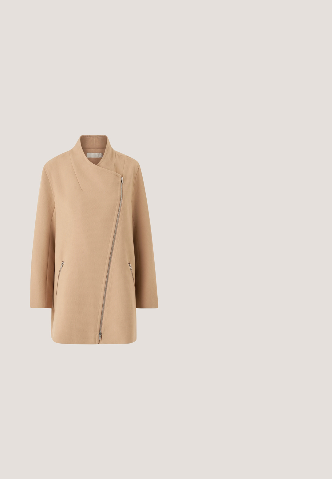 Ellos Plus collection Korte frakker - beige; Beige ribbet kjole med høj rund halsudskæring og lange puffærmer. Blød tekstur, knælang længde og subtil vertikal mønsterdetalje.; Brune læder knæhøjstøvle med rund tå, spænde detaljer og en struktureret blokhælk. Gummisålen giver godt greb.; Brune katteøje-solbriller med gradientlinser og et lille guldslogo på stangen, vist på en hvid baggrund.; Brun læder skuldertaske med guldfarvede beslag, justerbar rem og RAID-logo foran i midten.; Guldtonet halskæde med en glat halvmånevedhæng på en slank, struktureret kæde. Justerbar lås med kædeforlængelse for bedre pasform.