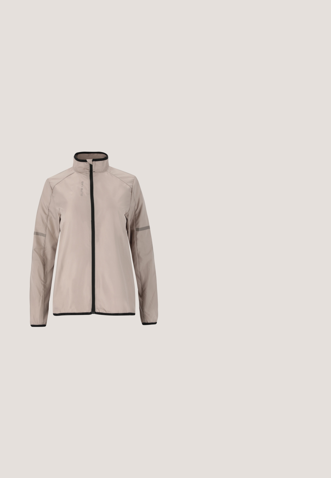 Lichte beige jas met een ritssluiting aan de voorkant, hoge kraag en zwarte accenten langs de rits en manchet. Bevat reflecterende strips op de mouwen.; ASICS FUJITRAIL ELITE TOP - Sport T-shirt - rainstorm grey/cream; Zwarte sportieve shorts met een gladde textuur, een aansluitend ontwerp en een hoge tailleband. Voorzien van contrasterende stiksels en een klein logo op het onderbeen.; Zwarte sportieve schoenen met een gestructureerde mesh bovenkant, witte accenten en een gewatteerde witte zool. Heeft een logo aan de zijkant en veters.; Zwarte kunststof zonnebril met een slank, gebogen ontwerp en donkere gepolariseerde lenzen. Heeft gladde randen en geen zichtbare hardwaredetails.; Slanke beige heuptas met zwarte ritssluiting en verstelbare donkere band, ontworpen voor handsfree dragen.