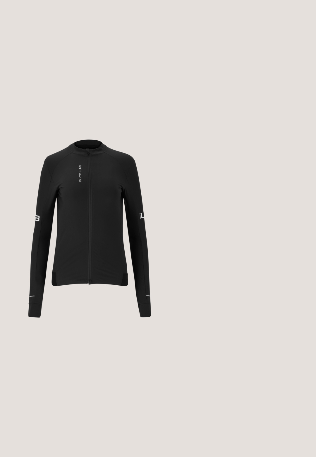 Chaqueta de ciclismo negra de manga larga con cremallera completa, textura suave, acentos reflectantes y logotipos de la marca en el frente y las mangas.; ELITE LAB FAHRRAD - Camiseta estampada - wit; Pantalones cortos de ciclismo negros, hechos de un material elástico, con un área de almohadilla de chamois, cintura elástica y detalle de logo en contraste en el dobladillo.; Zapatillas negras con una parte superior de malla y ante, con cordones negros, suela de goma texturizada y un logo en turquesa con el número "10" en el lateral.; Gafas de sol de plástico negro con un diseño envolvente, lentes grises y brazos curvados. Incluye el logo en el interior del brazo. Acabado mate.; Par de guantes de cuero negros sin dedos con cubiertas de pulgar removibles y pequeño logo blanco en la muñeca.