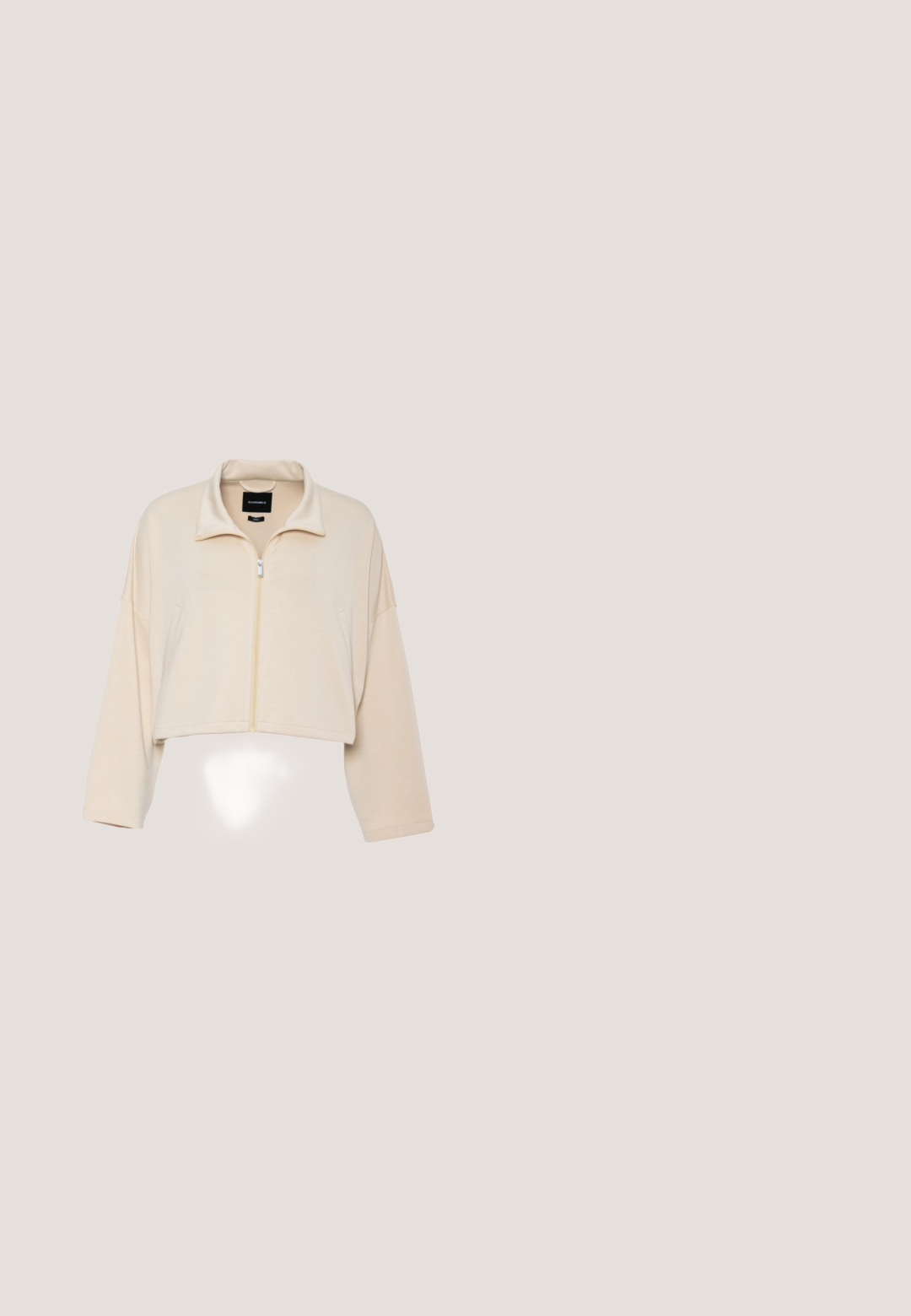 Beige cropped jakke med lynlås, lange ærmer, ståkrave og to forlommer.; Kort cremefarvet kjole med flagrende, gennemsigtige tylærmer. Har en satin finish og et bælte i taljen, som fremhæver en tætsiddende silhuet.; Beige ruskinds slingback hæle med spids tå, subtile krydsdesign og en kort, svungen hæl. Justerbar ankelrem inkluderet.; Tory Burch Solbriller - shiny gold-coloured; Lille pink ruched håndtaske med guldkæde og et rektangulært logo plade med teksten Love Moschino foran.; Armbånd i gylden tone med stjerneformede udsmykninger og runde perler, fremhævet med klare krystaller, detaljeret lås og glat finish.