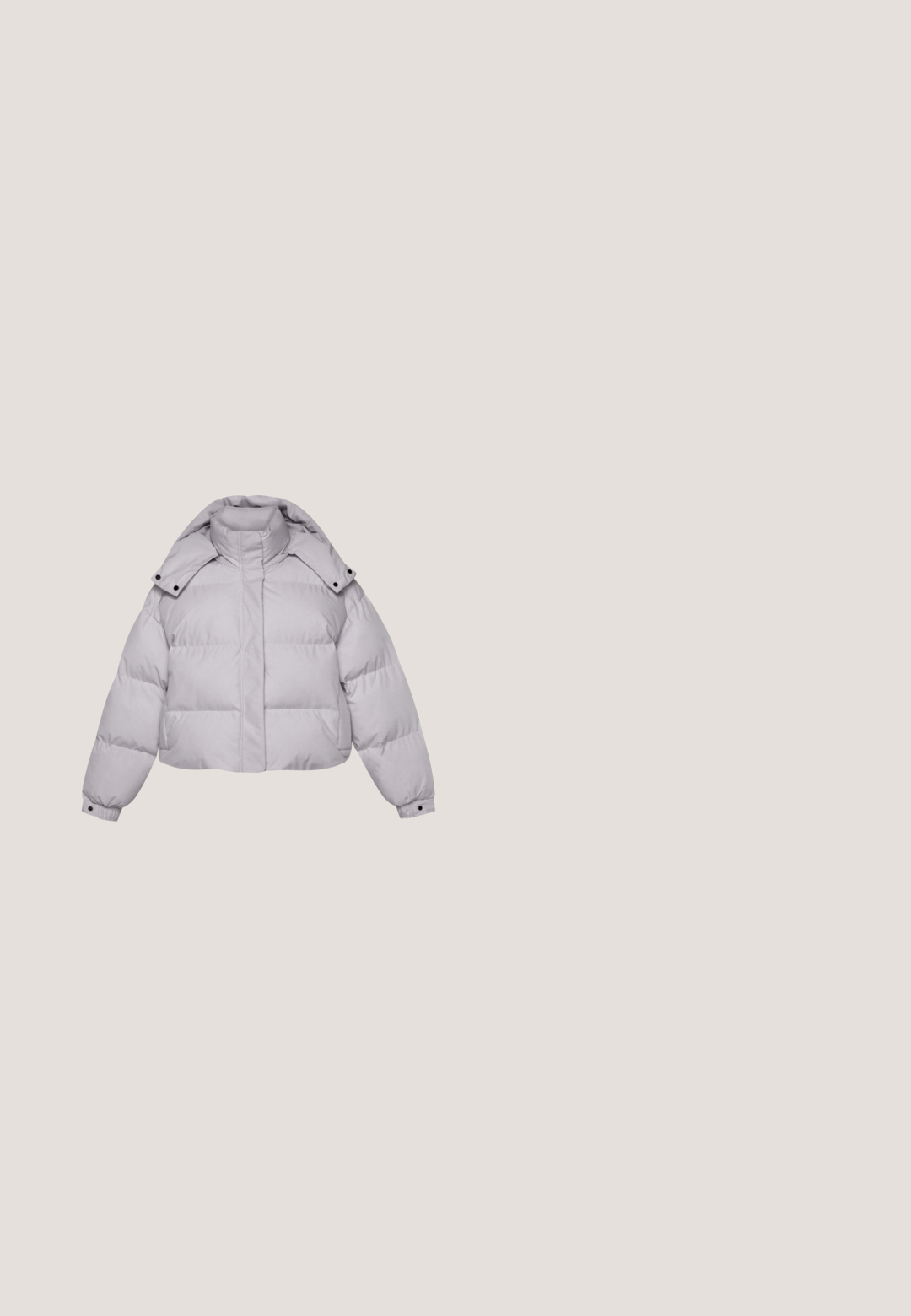 Veste matelassée en gris clair avec un col haut, un design court, une fermeture zippée et des accents à boutons-pression sur les épaules et les poignets.; Sweat-shirt gris clair à col rond avec manches longues, poignets et ourlet côtelés, présenté sur fond blanc.; Haut à manches longues de couleur gris clair, en tissu lisse. Présente un col rond et une silhouette ajustée avec des détails de couture subtils.; Pantalon de survêtement gris en tissu doux, avec une taille élastique et des poignets élastiques, de coupe ample et sans motifs ni éléments métalliques visibles.; Bottines grises imperméables avec un col rembourré, des bandes velcro et une semelle en caoutchouc texturée. Design épuré avec des matériaux lisses et doux.; Sac fourre-tout gris avec un design matelassé en relief, deux poignées et des motifs cousus horizontaux. Fabriqué en tissu doux et texturé.