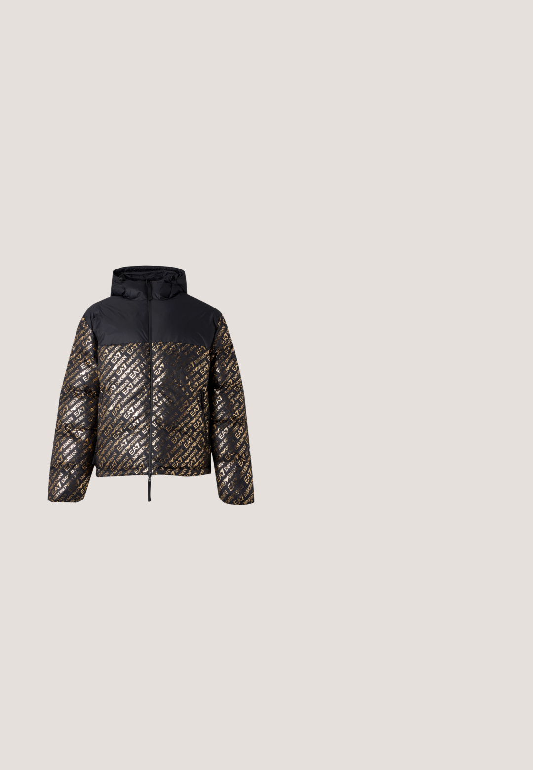 Μαύρο και χρυσό μπουφάν EA7 Emporio Armani με κουκούλα και ολόκληρο φερμουάρ μπροστά, με επαναλαμβανόμενο μοτίβο λογότυπου στο σώμα και τα μανίκια.; Μπλούζα φούτερ με μακριά μανίκια σε ελιά χρώμα με μαύρο λογότυπο EA7 Emporio Armani τυπωμένο στο στήθος και ριμπ μανσέτες και τελείωμα.; Καφέ κοντομάνικη μπλούζα με ολόκληρο μοτίβο από επικαλυπτόμενα λογότυπα «C» της Coach και σταθερό καφέ στρογγυλό λαιμόκοψη.; Σκούρο καφέ στενά αθλητικά παντελόνια με ελαστική μέση και μανσέτες στους αστραγάλους, μπροστινή ραφή σε απλό φόντο.; Καφέ δερμάτινη μπότες Chelsea με ελαστικά πλαϊνά πάνελ, θηλιά για εύκολη φόρμα και χαμηλό σωληνωτό τακούνι. Λείος υφή με στρογγυλή μύτη και ελάχιστες λεπτομέρειες.; Μικρό ορθογώνιο καφέ τσαντάκι χιαστί με υφή στο μοτίβο, λογότυπο μπροστά, κλείσιμο με φερμουάρ και φαρδιά ρυθμιζόμενη ράγα.