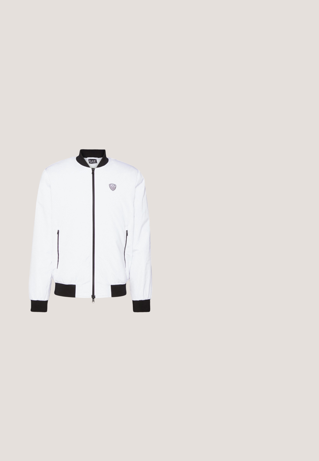 Veste bomber blanche avec un col et des poignets noirs, fermeture éclair, deux poches latérales zippées et un petit logo sur la zone du côté gauche de la poitrine.; T-shirt en coton noir avec un graphique circulaire blanc portant le numéro "90" au centre. Design classique avec col rond et manches courtes.; Pantalon de survêtement noir avec une taille élastique, des jambes fuselées et un petit logo blanc en haut à gauche. Texture lisse et design simple.; Baskets basses noires avec semelle marron, design à lacets et marquage Karl Lagerfeld sur le côté et le talon, vues de profil.; Armani Exchange Lunettes de soleil - black; Ceinture en tissu tressé noir avec une boucle métallique argentée et des détails en cuir noir posée sur une surface blanche.