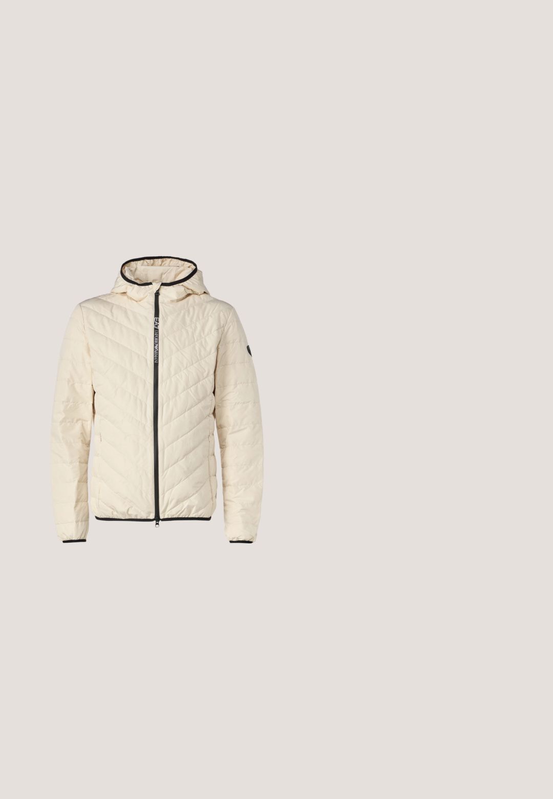 Chaqueta acolchada beige con patrón de acolchado horizontal, cremallera negra y capucha. Presenta puños elásticos y detalle de logo en la manga.; Suéter de punto azul, cuello redondo, mangas largas, patrón texturizado, puños y dobladillo acanalados, pequeño logotipo en el pecho, fabricado con tela suave.; Camiseta de algodón azul marino con cuello redondo que presenta un logotipo multicolor en el lado izquierdo del pecho. Mangas cortas, ajuste relajado. Diseño minimalista.; Vaqueros azul claro de corte recto, con bolsillos delanteros y traseros, trabillas para cinturón y cierre de botón y cremallera.; Botín negro de cuero hasta el tobillo con punta redondeada, diseño arrugado, tirador trasero y suela de goma plana. Presenta detalles de costura minimalista.; Pequeña bolsa negra de bandolera con patrón geométrico, correa ajustable y cierre de solapa, de pie sobre un fondo claro.