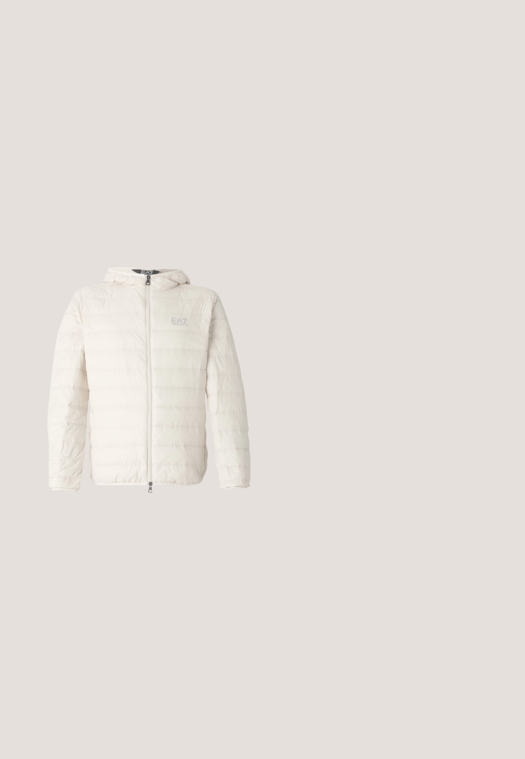 EA7 Emporio Armani TRAIN CORE - Chaqueta de plumas - whitecap gray; Sudadera gris con un bolsillo canguro central, capucha ajustable con cordón y un pequeño logo blanco en el pecho. Textura de tela suave.; Camiseta blanca de manga corta con un logo negro de Emporio Armani Milano que presenta un gráfico de un águila en el centro delantero.; Vaqueros de mezclilla en un tono azul claro con un diseño de pierna recta, que incluyen desvanecidos, detalles de costura y una cintura de altura media. Incluye bolsillos frontales.; Zapatilla blanca de cuero con un acento de cuero azul marino en el talón, puntera redonda, suela plana de goma y parte delantera con cordones y seis ojales.; Bolso crossbody negro de textura con patrón geométrico en relieve y correa ajustable que presenta el logotipo de la marca.