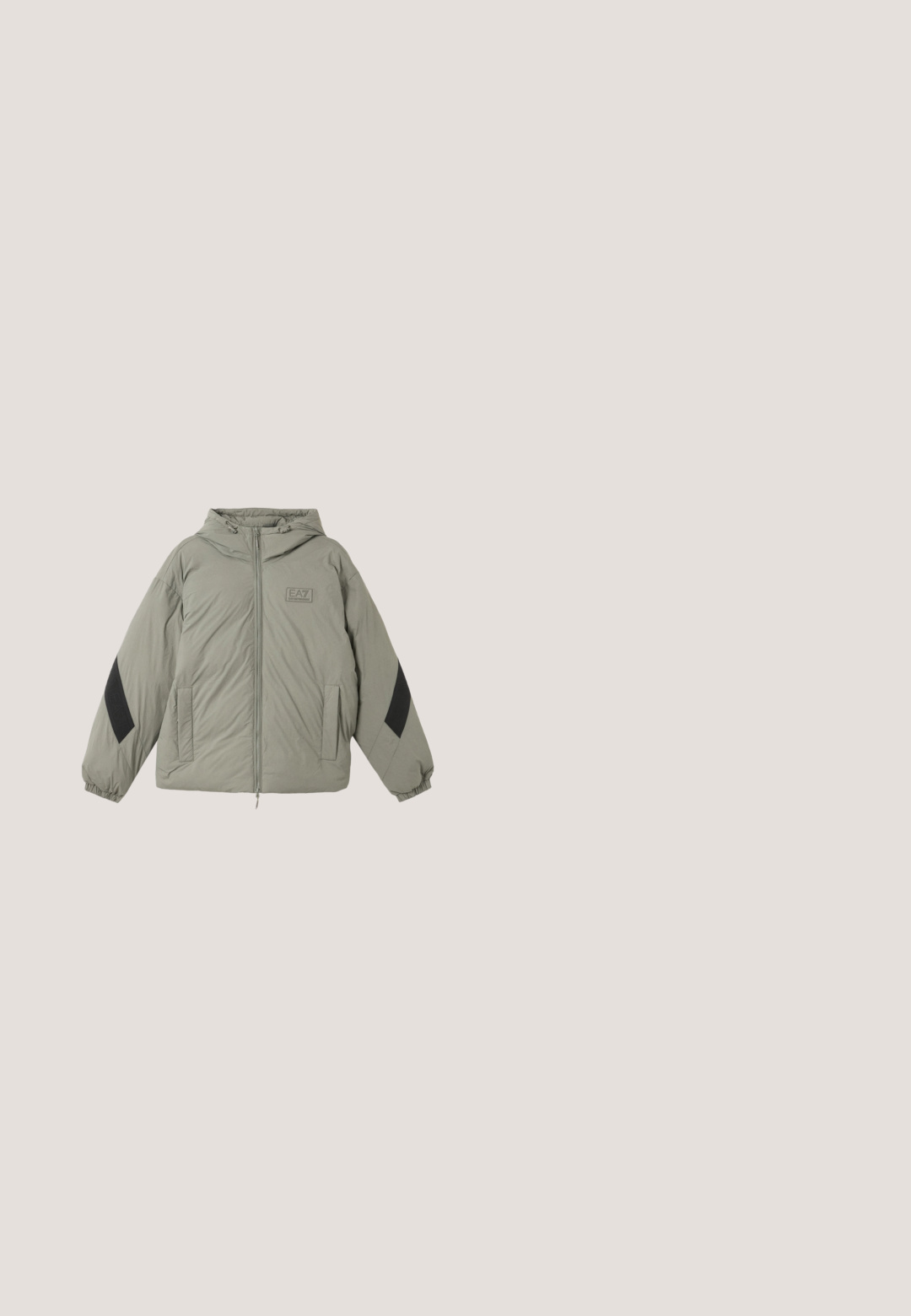 Veste rembourrée de couleur vert olive avec une capuche, fermeture éclair, deux poches avant, accents noirs sur les manches et un détail de logo sur la poitrine.; Sweat à capuche zippé violet clair avec poches avant et un graphisme d'aigle tenant des banderoles avec les inscriptions "AllSaints" et "Analogue Days".; Pull blanc à manches longues avec une demi-fermeture éclair et un petit logo noir près du col côté gauche.; Pantalon gris à jambes droites en tissu de coton doux avec une texture lisse. Comprend des poches avant et une fermeture à bouton.; Baskets montantes en cuir et en daim blanc cassé, avec un panneau latéral texturé, un bout rond et une semelle en caoutchouc avec un motif rainuré.; Sac fourre-tout en toile grise avec deux anses et une poche avant ornée d'un motif de tête de loup cousu.