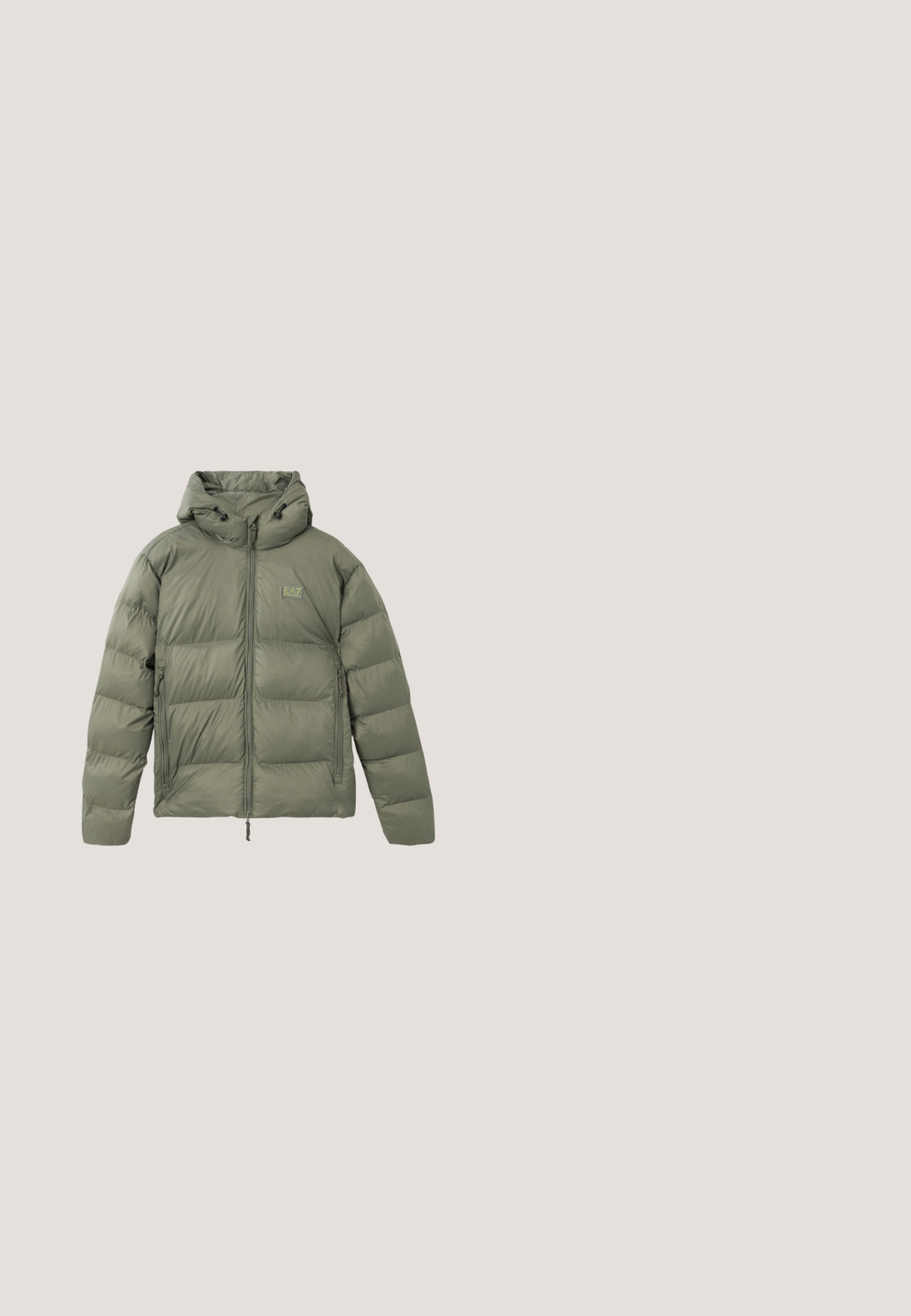 Chaqueta acolchada de color verde oliva con capucha, que presenta un cierre frontal, bolsillos laterales y un pequeño logo en el pecho. Textura suave, diseño acolchado.; Sudadera marrón con cuello redondo, mangas largas y puños acanalados. Presenta un pequeño logo en el pecho y texto a lo largo de la manga.; Camiseta de algodón marrón con cuello redondo, mangas cortas y un pequeño logo rojo "II" en el pecho. Diseño simple y textura suave.; Pantalones de pierna ancha en tejido verde oliva, con cintura ajustable, bolsillos laterales y un corte recto con pequeñas aberturas en el dobladillo.; Bota de senderismo de ante marrón y negro con suela gruesa de goma negra y ojales de metal para los cordones sobre un fondo claro y sencillo.; Pequeño bolso bandolera rectangular marrón con textura estampada, parche con logo frontal, cierre de cremallera y correa ancha ajustable.