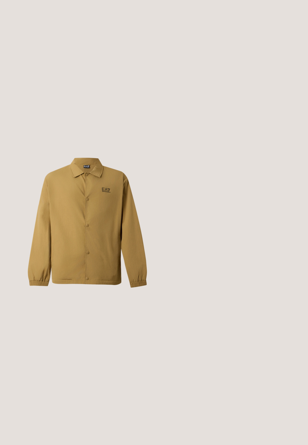 Veste marron clair pour homme avec boutons, col, poignets élastiques et logo EA7 Emporio Armani sur la poitrine.; T-shirt court olive avec col rond et logo Emporio Armani discrètement brodé au centre de la poitrine.; Pantalon beige à jambes droites avec passants pour ceinture, fermeture éclair devant et ourlets retroussés sur un fond uni clair.; Baskets couleur crème avec une tige en cuir lisse, bout arrondi, laçage à l'avant et semelle en caoutchouc texturée. Design minimaliste, sans logo.; Lunettes de soleil rectangulaires noires avec des verres foncés et un petit logo sur les branches, présentées sur un fond clair.; Sac bandoulière rectangulaire marron avec poche zippée à l'avant, sangle réglable embossée du nom de la marque, et logo métallique au centre supérieur.