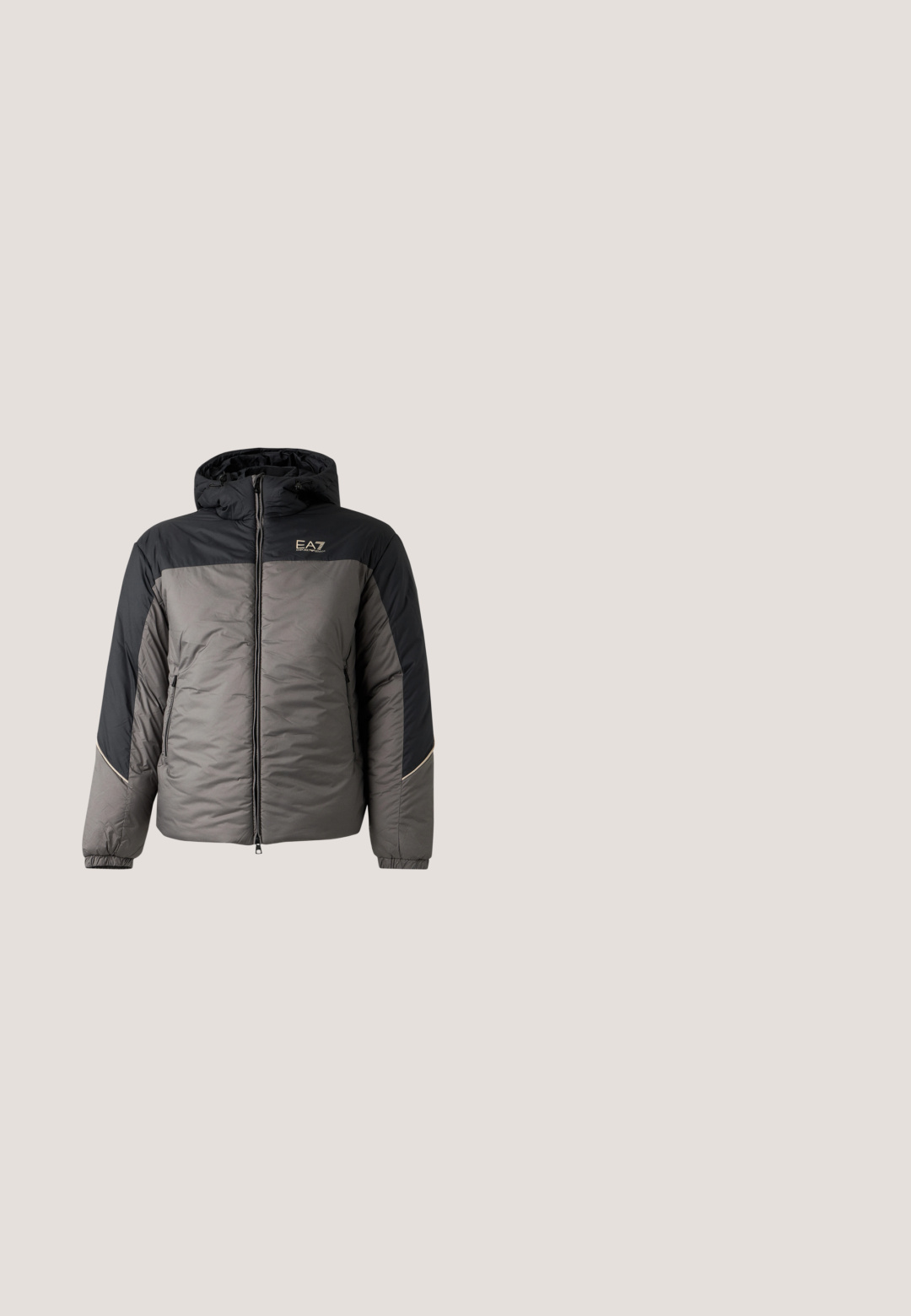 Doudoune à capuche grise et noire avec fermeture éclair devant, poches latérales zippées, poignets élastiques et logo EA7 Emporio Armani sur la poitrine.; Haut sans manches marron avec un col haut, doté d'une fermeture éclair à l'avant et d'une texture côtelée au col et à l'ourlet. Tissu lisse avec des coutures minimales.; Chemise blanche à manches longues et col rond avec un logo "EMPORIO ARMANI" en relief subtil centré sur la poitrine.; Jean en denim bleu foncé à coupe slim, avec cinq poches et des coutures contrastées. Le tissu a une texture lisse et un léger éclat.; Baskets couleur crème avec une tige en cuir lisse, bout arrondi, laçage à l'avant et semelle en caoutchouc texturée. Design minimaliste, sans logo.; Sac banane noir avec poche avant zippée et logo aigle argenté, tissu lisse avec bordure texturée et tirettes de fermeture éclair.