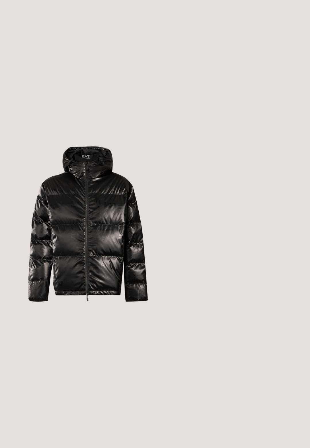 Sort skinnende dunjakke med hætte, foran lynlås og et diskret mønster af EA7 Emporio Armani-logo over stoffet.; Mørk langærmet skjorte med knapper, subtilt gentaget geometrisk mønster og spids krave, vist mod en lys baggrund.; Sorte skræddersyede bukser med en glat tekstur, lige ben-design, sikker talje og uden synlige mønstre eller dekorationer.;  Sorte lædersneakers med en glat finish, rund tå, struktureret sidelæder og sorte snørebånd. Har en flad gummisål og et minimalistisk design.; Sort rektangulær kosmetikpose lavet af tekstureret materiale med et diamantmønster. Indeholder et sidehåndtag og en lynlslås.; Sort læderbælte med sølvrektangulært spænde med indgraveret "BOSS", pænt rullet sammen på en hvid baggrund.