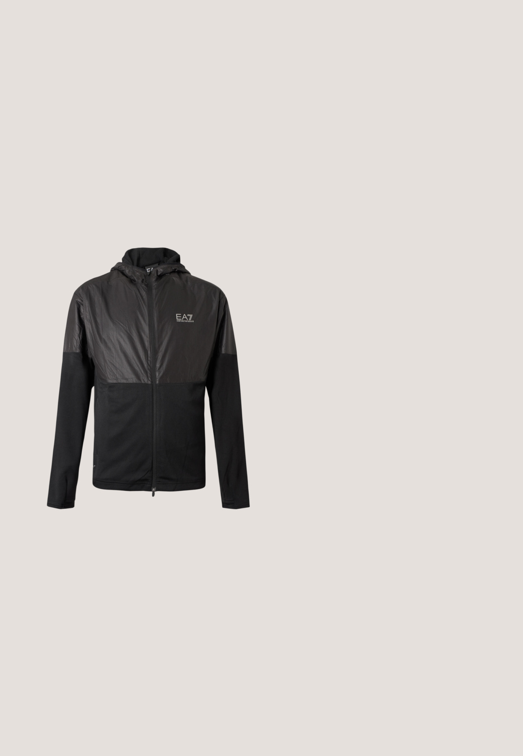 Veste noire zippée avec capuche, panneaux brillants sur la poitrine et les épaules, et logo EA7 Emporio Armani blanc sur le côté gauche de la poitrine.; Polo shirt blanc à manches courtes avec un petit motif de logo "A|X" noir sur l'ensemble et une patte de boutonnage à trois boutons au col.; Pantalon noir sur mesure à coupe slim, avec une texture lisse, des plis avant et une fermeture à un bouton à la taille.; Baskets en cuir blanc avec bandeau noir, bout rond, fermeture à lacets, panneau texturé et semelle en caoutchouc plate.; Lunettes de soleil rectangulaires noires avec des verres foncés et une finition brillante. Présentent des éléments en métal doré et une accentuation multicolore sur la branche.; Deux sacs en tissu noirs zippés, l'un rectangulaire avec une poche zippée à l'avant et une étiquette logo, l'autre petit et en forme ovale avec un marquage en relief.