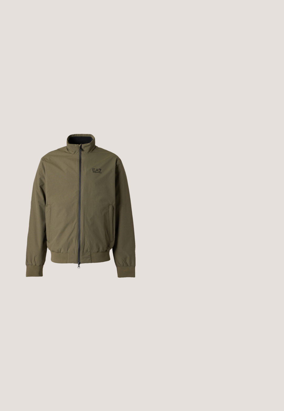 Olivovo zelená bunda na zips so stojacím golierom, elastickými manžetami a spodným lemom, bočnými vreckami a malým logom EA7 Emporio Armani na hrudi.; Olivovo zelená mikina na zips s prednými vreckami, kapucňou so sťahovacou šnúrkou a bielym logom EA7 Emporio Armani na hrudi a ľavom rukáve.; Tmavosivé oversized tričko s krátkym rukávom, okrúhlym výstrihom a malým vyšívaným uzlom v strede na hrudníku.; Svetlošedé zúžené tepláky s elastickým pásom a čiernym vertikálne vytlačeným textom "E A7" na pravom stehne.; Biele kožené tenisky s textúrovaným vrchom, zaoblenou špičkou, plochou bielou podrážkou a tonálnymi šnúrkami. Diskrétne logo na jazyku.; Béžová kabelka cez rameno s nastaviteľným popruhom, predným vreckom na zips a reliéfnym geometrickým vzorom, vybavená malou kovovou logovou značkou.