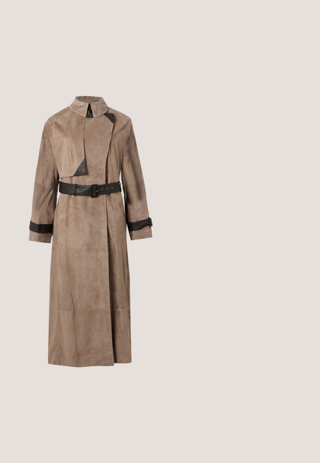 Lang beige ruskind trenchcoat med sort læderbælte, sort læderkrave og sorte læderremme på ærmekanterne.; Løvepletteret kjole med V-udskæring, lange ærmer og flagende rufflet bund. Lavet af glat stof i brune og sorte nuancer.; Sort og mørkebrun læder- og ruskinds-slingback højhælet sko med spids tå og slank stilethæl på hvid baggrund.; Store solbriller i sort str. large med grå tonede linser, gyldne metal accenter og skildpadde-mønstrede stænger. Glat plastikramme.; Brun clutchtaske med mønster og hestemotiver, guld kæderem og en guldlås. Lavet af tekstureret materiale. Dimensioner ikke angivet.; Hjerteformet vedhæng med en facetslebet brun ædelsten og en guldring sat med små klare sten, der har en glat, blank finish.