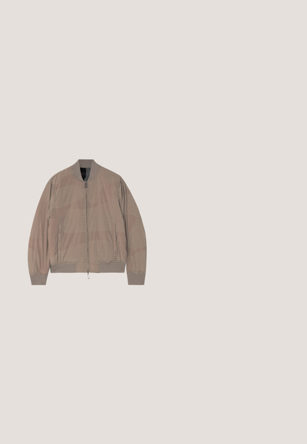 Svetlohnedá bomber bunda s plným predným zipsom, žebrovaným golierom, manžetami a lemom, bočnými vreckami a jemným opakujúcim sa vzorom textu "EMPORIO ARMANI".; Sivý pletený sveter s textúrovaným vrkočovým vzorom, okrúhlym výstrihom a dlhými rukávmi. Rebrované manžety a lem. Materiál vyzerá mäkko a teplo.; Čierne bavlnené tričko s krátkymi rukávmi, s grafickým motívom na hrudi v modrej farbe s vertikálnymi pruhmi a kruhovým vzorom.; CLOSED VIGO TAPERED - Nohavice chinos - dark night; Čierna kožená Chelsea čižma s brogue detailmi, elastickými bočnými panelmi, pútkom na ťahanie a nízkym podpätkom, zobrazená vo vzduchu na pozadí moderného interiérového podlahy.; Kompaktná čierna crossbody taška s nastaviteľným popruhom a predným vreckom, s bielym logom Karl Lagerfeld a textom s adresou v Paríži.