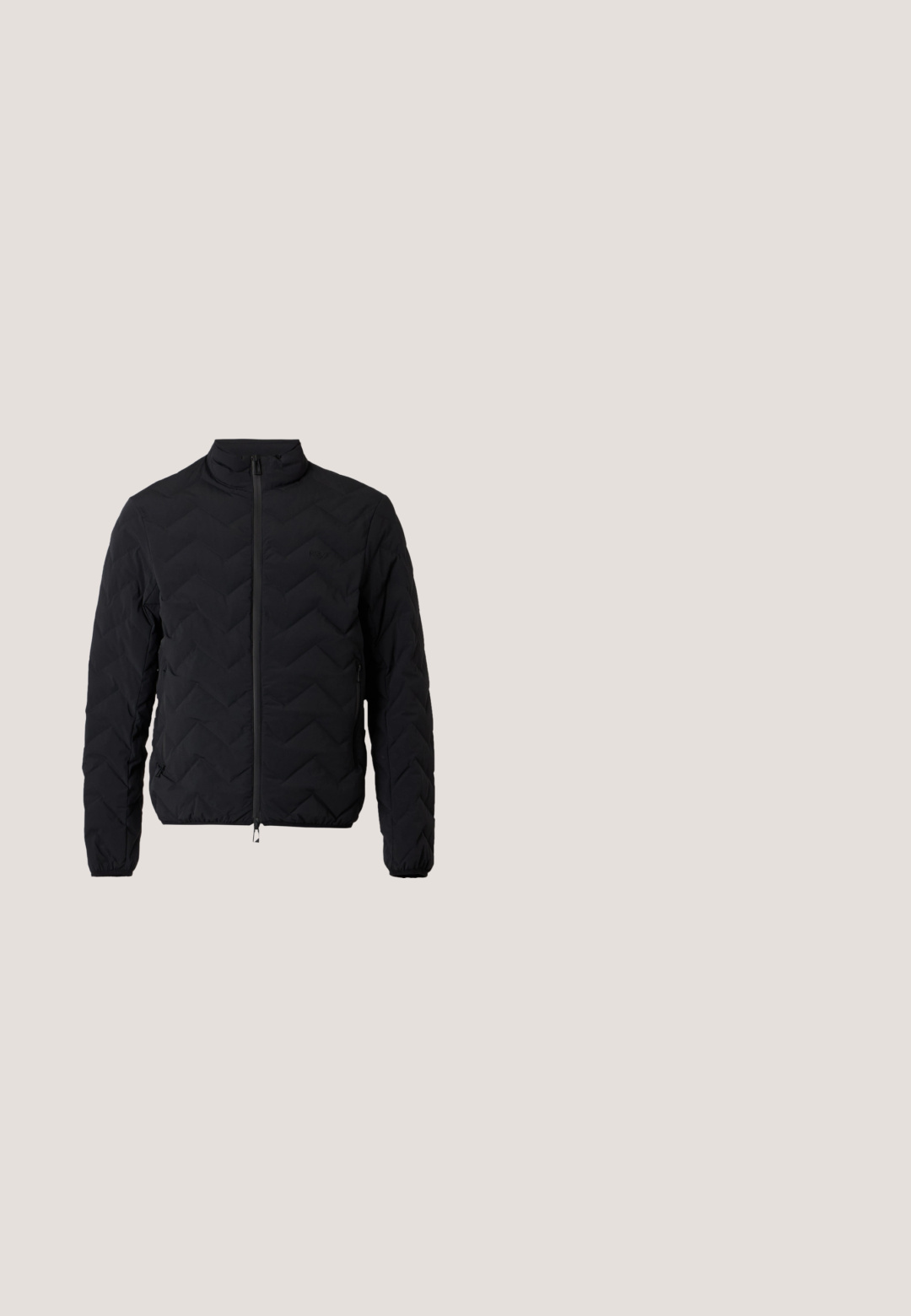 Sort quiltet jakke med fuld frontlynlås, ståkrave, lange ærmer og elastiske manchetter på en ensfarvet hvid baggrund.; Sort langærmet sweater lavet af blødt strikket materiale. Rund halsudskæring, ribbede manchetter og kant. Minimalistisk design uden synlige mønstre eller knapper.; Sort polo shirt med korte ærmer, lavet af blød bomuld. Har en krave og en fire-knaps lukning. Enkel, minimalistisk design.; Sort bukser med en skræddersyet pasform, der har en glat tekstur, lige ben og en enkelt knaplukning i taljen.; Sort læder Chelsea-støvle med elastiske sidepaneler og lav stakket hæl, vist i profil på en enkel lys baggrund.; Sort lædertaske til bærbar med to håndtag øverst, en aftagelig skulderrem, tekstureret overflade og rektangulært design. Prægtet logo-patch synlig.