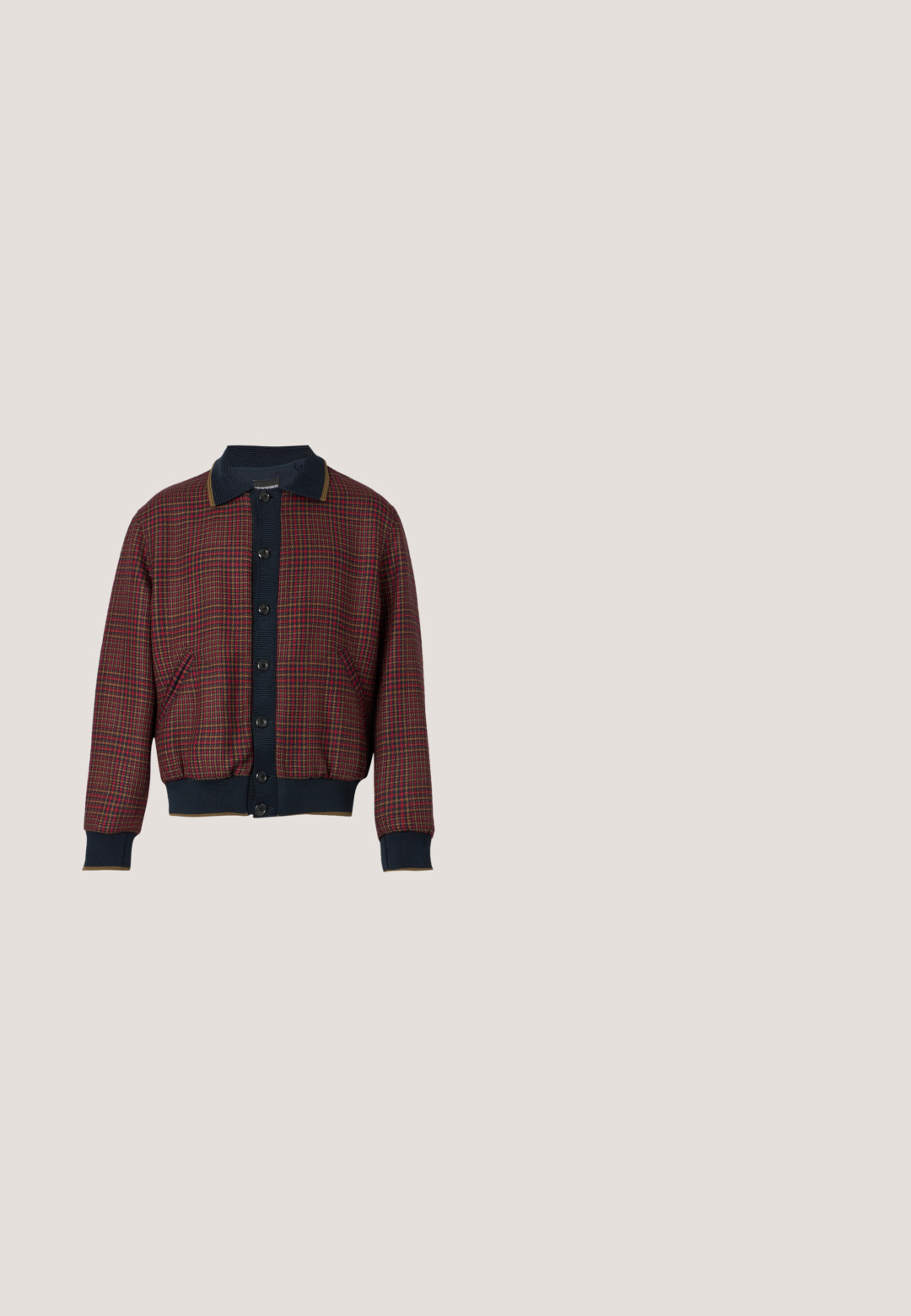 Herrejakke med knapper med et rødt og brunt ternet mønster, mørkeblå ribbet krave, manchetter og kant samt sidelommer.; Marineblå langærmet polo med hvid krave og lille "Paul Smith" logo broderet på venstre bryst.; Brun langærmet poloshirt lavet af blødt materiale; har en klassisk krave, tre-knaps lukning og ribbet ærmekanter.; Beige bomulds chinos med lige ben, der har en front knaplukning og diskrete syninger. Glat tekstur og uden mønstre.; Brune ruskinds ankelstøvler med rund tå, læderrem accent og gummisål, med et elegant, minimalistisk design.; Tan læder crossbodytaske med justerbar rem og lodret lynlåslomme, vist fra siden mod en ensfarvet lys baggrund.