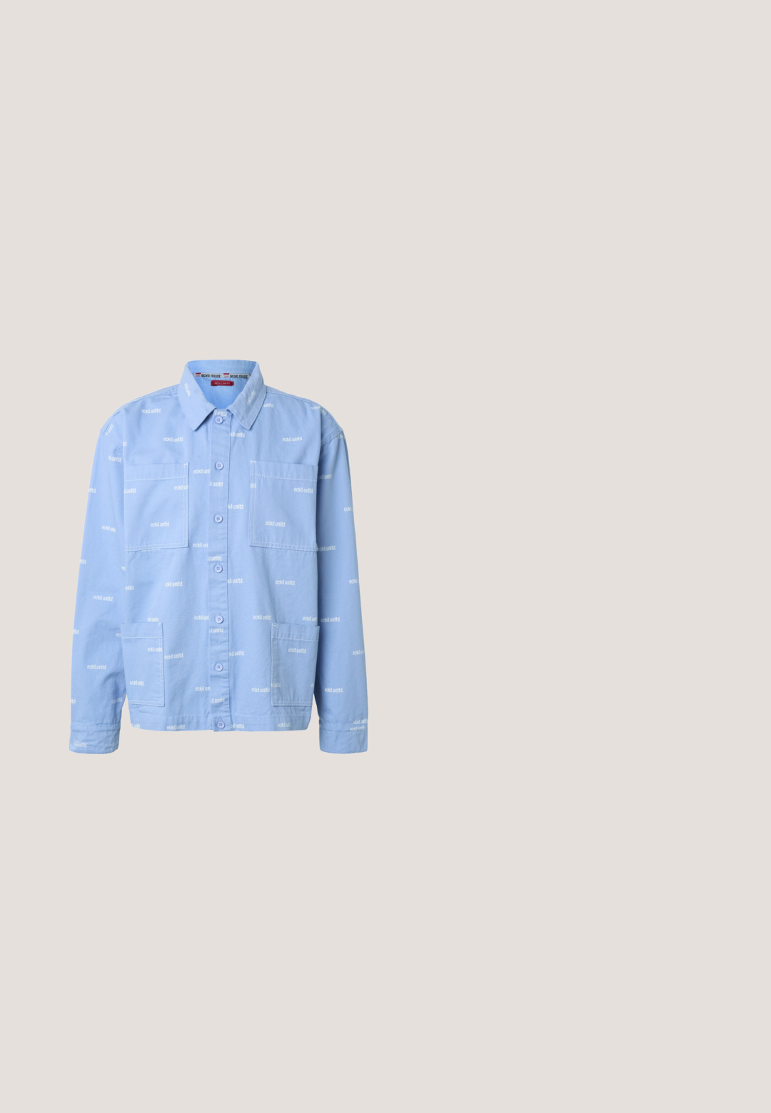 Chaqueta abotonada azul claro con cuatro bolsillos delanteros y logotipos pequeños blancos de "eckö unltd." repetidos por toda la tela.; Sudadera de forro polar con cuello alto, que presenta un diseño de tigre azul y blanco entre palmeras y montañas. Textura suave y esponjosa.; Camiseta de algodón azul con mangas cortas, cuello redondo y la palabra "KANÍ" en una fuente azul contrastante en el frente.; Jeans de pierna ancha en azul claro con cintura alta y un pequeño detalle tejido colorido asomando del bolsillo delantero derecho.; Zapatilla blanca con un upper de cuero liso, acentuada con detalles en azul claro y marino. Presenta cordones prominentes y una lengüeta texturizada.; Bolso bandolera color verde azulado hecho de tela suave, con un bolsillo frontal con cremallera y una correa negra con diseño, con el texto "KARL LAGERFELD JEANS" en negro.