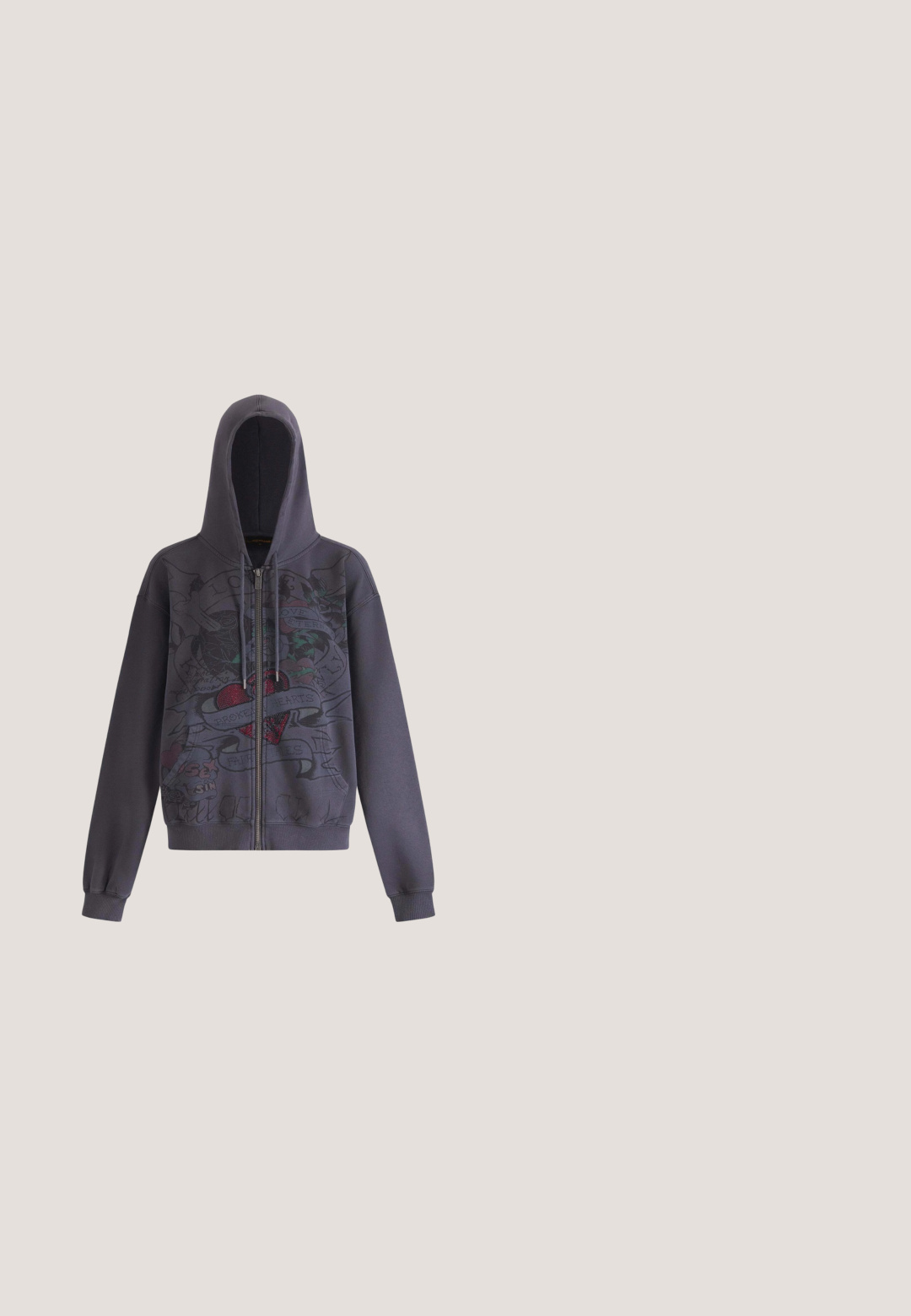 Haut à capuche zippé gris. Présente des motifs imprimés, y compris un cœur rouge et du texte. Fabriqué en matériau doux avec des poignets en côtes.; Débardeur noir sans manches avec un motif graphique audacieux de tête de mort et os croisés accompagné d'un cœur, des accents multicolores, et le texte "Love Dies Hard".; Pantalons cargo noirs avec une finition texturée, taille élastique et poches latérales. Présente des jambes larges et une coupe décontractée.; Sneaker noir métallique au design épuré, surface texturée, lacets et sangle Velcro. Il dispose d'une semelle en caoutchouc blanc et d'un détail de marque.; Sac à main noir et blanc à motif, de forme structurée, avec des boucles métalliques, des œillets et un tissu doux et texturé. Anses réglables.; Collier en chaîne argentée avec divers charms colorés, dont un cadenas, des clés, un talon haut et des éléments originaux, avec un design de maillons texturés.
