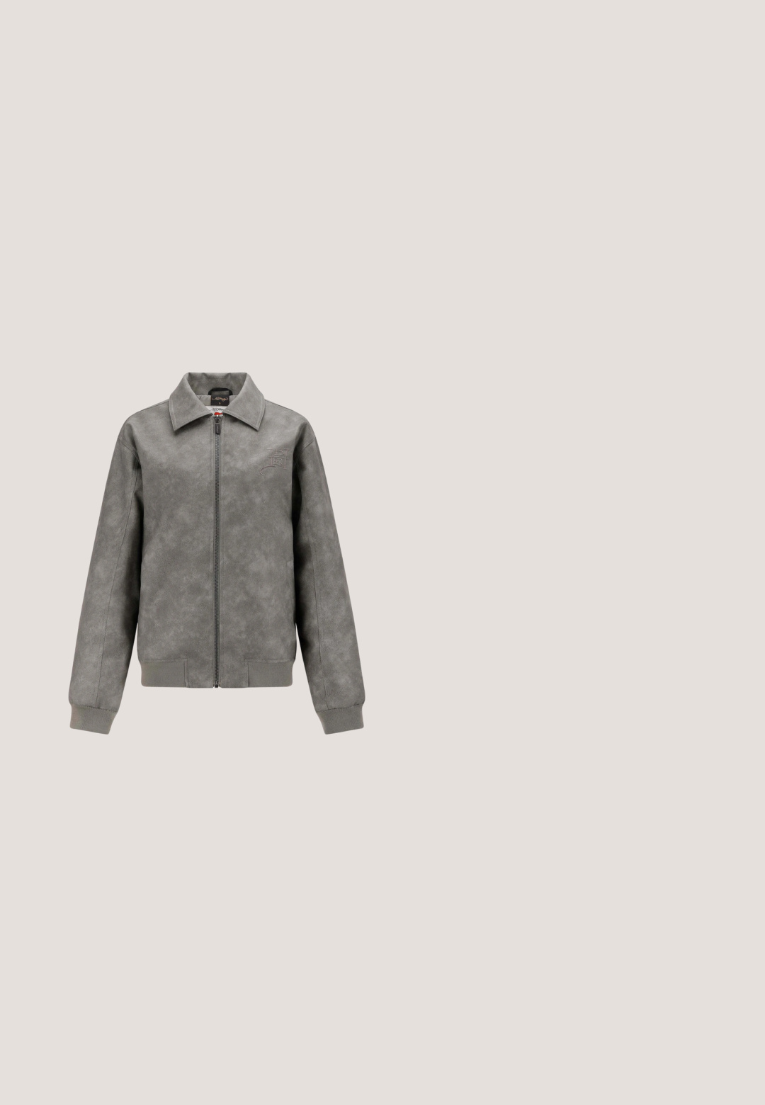 Grijze neplederen bomberjack met een ritssluiting aan de voorkant, een overhemdkraag, ribgebreide manchetten en zoom; heeft subtiele branding op de borst.; Mouwloze top met een ronde hals, voorzien van een zwart-grijs abstract patroon, een cassettebandje graphic en een strikdetail aan de zoom.; Wijde jeans in donkergrijs denim, met een verweerde logo-applicatie op het linkerbeen. Klassiek ontwerp met vijf zakken en zilverkleurige hardware.; Grijze faux suède cowboylaars met een puntige neus, decoratieve uitsparingen en een gestapeld hak. Voorzien van een aantrekriem voor eenvoudig aan- en uittrekken.; Zwarte leren handtas met zilverkleurige studs langs de randen, een enkele bovenste hendel en een sluiting met een gesp aan de voorkant.; Metalen ring met een gladde, glanzende buitenkant en een getextureerde, patroongerande binnenkant. Cirkelvormig met een lichte opening aan één kant.