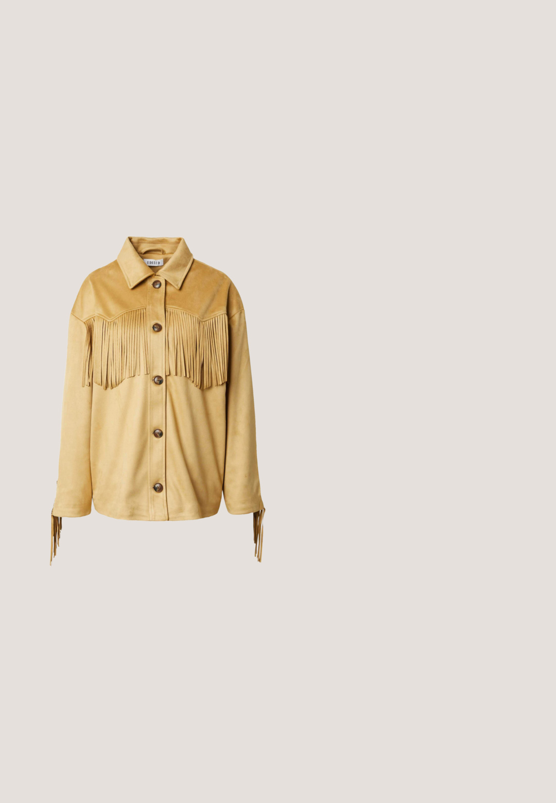 Tan suède jacket met franjes op de borst en mouwen, voorzien van een kraag en grote bruine knopen aan de voorkant.; Lichtblauwe spijker blouse met lange mouwen, puntige kraag, twee borstzakken, knoopsluiting en subtiele textuur. Geen zichtbare patronen.; Blauwe denim wijde jeans met een lichte wassing, hoge taille, vijf zakken en messing hardware. Vervaagde accenten aan de voor- en achterkant.; Bruine suède enkellaars met een taps toelopende, vierkante neus en een chunky hak. Kenmerkt zich door lange, gelaagde franjes aan de achterkant.; Bruine suède crossbodytas met lange franjes aan de zijkanten en onderkant, versierd met kleine metalen studs langs de voorste randen.; Bruine leren riem met een brede, getextureerde zilveren gesp. De riem heeft een gladde afwerking en heeft meerdere aanpassingsgaten.