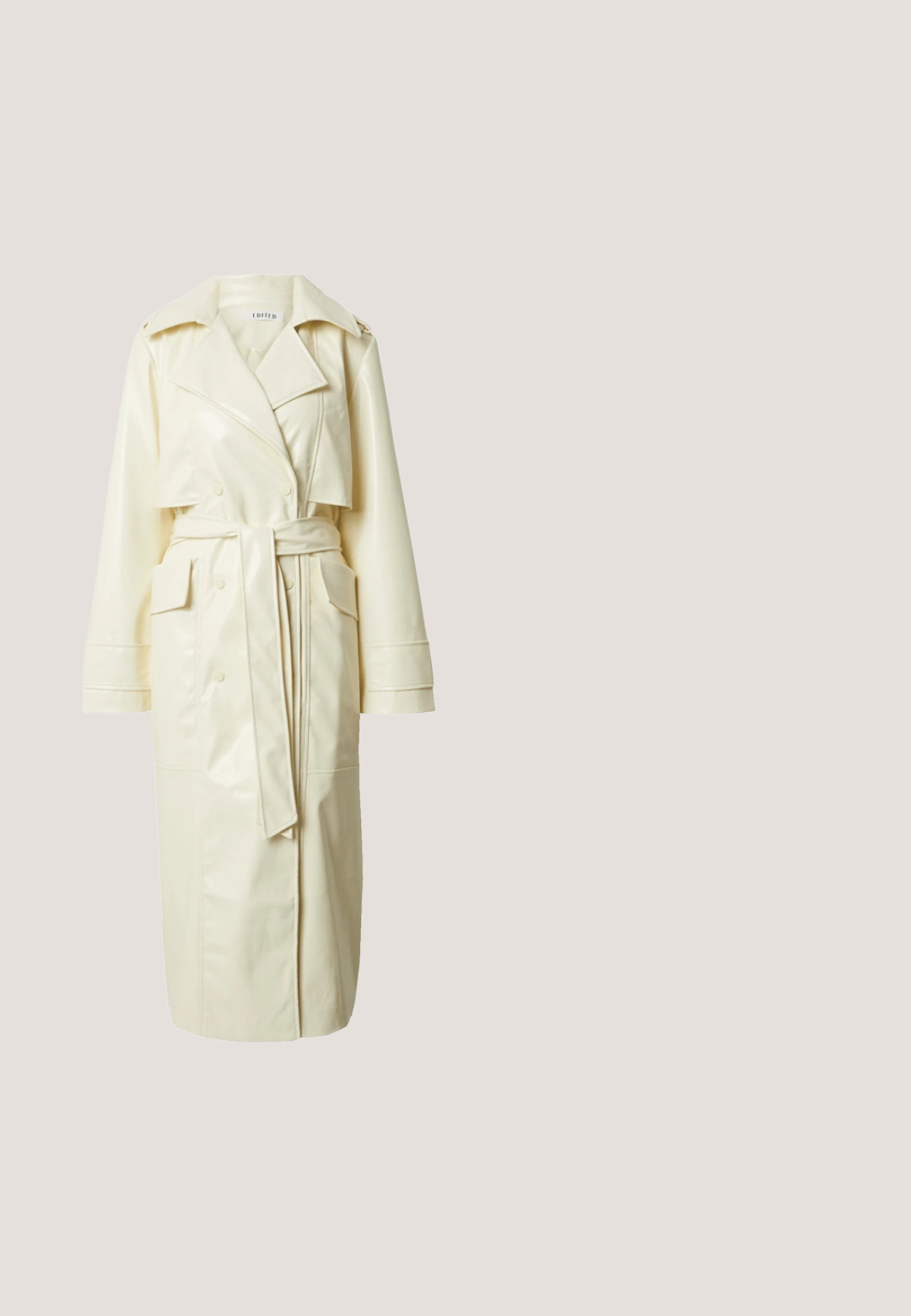 Crème-kleurige faux leren trenchcoat met een ceintuur in de taille, brede revers, dubbelzijdige sluiting aan de voorkant en twee voorzakken, met een knielange uitstraling.; Witte jumpsuit met een ronde halslijn, lange mouwen, een knoopdetail aan de voorkant bij de taille, en een wijd uitlopende snit, met een gladde stoftextuur.; Crèmekleurige sandaal met hoge hak, enkelbandje, gouden gesp, open teen en grote decoratieve bloem met parelakkoord aan de voorkant.; Zwart oversized vierkante zonnebril met bruine gradientlenzen en tortoisearmbanden, voorzien van gouden en strass sieraccenten.; Witte doorgestikte leren schoudertas met gouden kettingriem en gouden rechthoekige gesp aan de voorkant.; Gouden kettingarmband met gelijkmatig verdeelde ronde heldere kristallen, voorzien van een karabijnsluiting en een ronde tag voor het afsluiten.