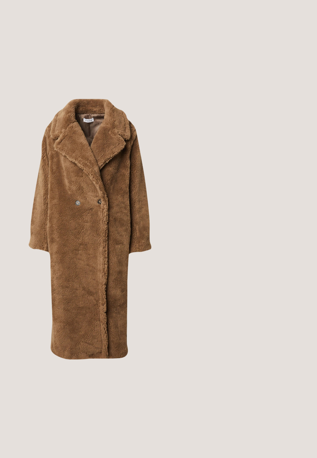 Manteau en fausse fourrure marron avec un devant croisé, un col cranté et des poches latérales. Texture douce et design mi-long.; Pull à col roulé marron avec une finition douce et texturée et des manches longues. Présente des accents semblables à des perles sur les poignets.; Top à col roulé ajusté marron à manches longues, en tissu lisse, sans motifs ni embellissements visibles.; Pantalon large beige avec une taille élastique, fabriqué dans un tissu doux et texturé. Pas de poches ni d'ornements visibles.; Bottine en daim marron avec doublure en laine, panneaux latéraux élastiques, bord scallopé et semelle en caoutchouc épaisse. Dispose d'une petite languette à l'arrière.; Sac à main rectangulaire en fausse fourrure marron avec des anses en tissu, nom de la marque embossé "LIU JO" et une étiquette assortie attachée par une boucle en corde.