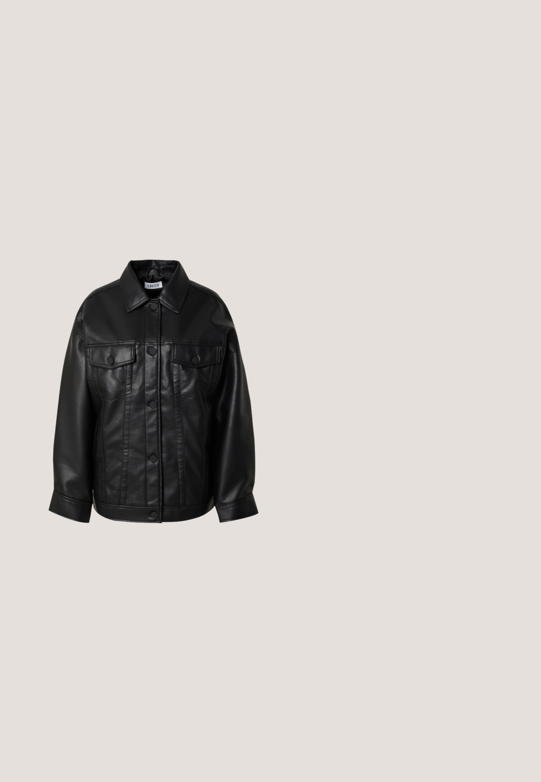 Zwarte leren jas met een knoopsluiting aan de voorkant, twee borstzakken en een klassieke kraag. Heeft een ontspannen pasvorm en een gladde textuur.; Zwarte longsleeve met witte horizontale strepen, ronde hals en losse pasvorm.; Zwarte wijde jeans van denim, met een hoge taille, vijf zakken en een knoopsluiting met subtiele stikseldetails.; Donkergrijze suède enkellaars met een ronde teen, zachte voering en een rubberen zool met een gestructureerd profiel. Trekhing aan de achterkant.; Zwarte leren schoudertas in halvemaanvorm met verstelbare band en ritssluiting.; Zilveren armband met rechthoekige schakels, voorzien van een sluiting en verstelbare ketting voor maatvariatie. Gladde oppervlakte structuur.