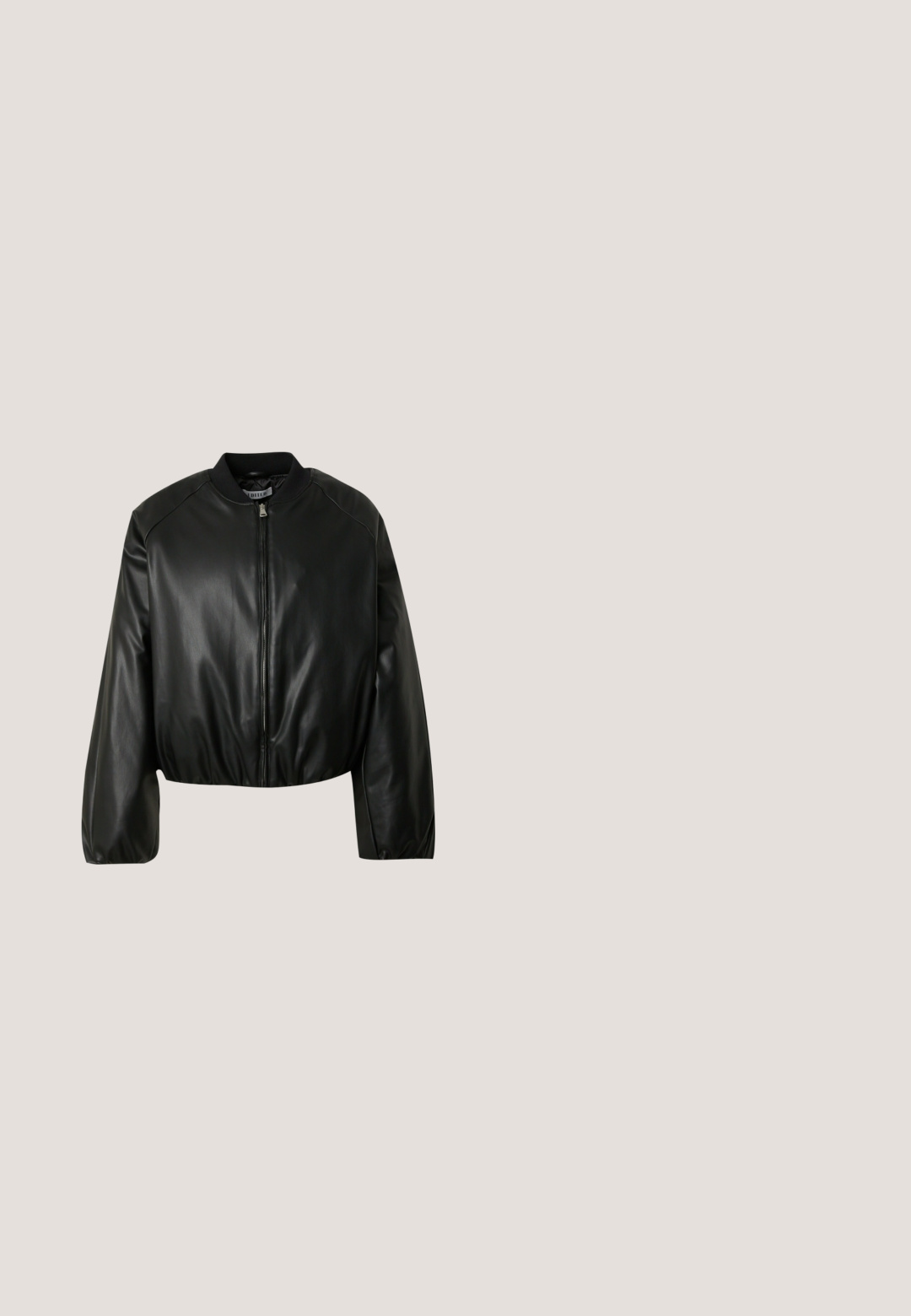 Veste bomber noire cropped en simili cuir lisse, avec une fermeture éclair à l'avant, un col côtelé et de larges manches avec des poignets élastiques.; T-shirt noir à manches courtes avec col rond et ourlet droit, présenté à plat sur fond blanc.; Jupe mini noire avec une texture lisse, en forme de A et à ourlet courbé. Elle possède une fermeture éclair au dos, sans motifs ni accents supplémentaires.; Bottes noires en cuir montant jusqu'au genou, avec un talon fin, un bout pointu et des détails de lanière à la cheville. Texture lisse et design ajusté.; Lunettes de soleil aviateur noires oversize avec des verres teintés foncés, affichées sur fond blanc.; Sac à main en cuir noir avec deux poignées supérieures, boucles décoratives et une bandoulière amovible sur fond blanc.