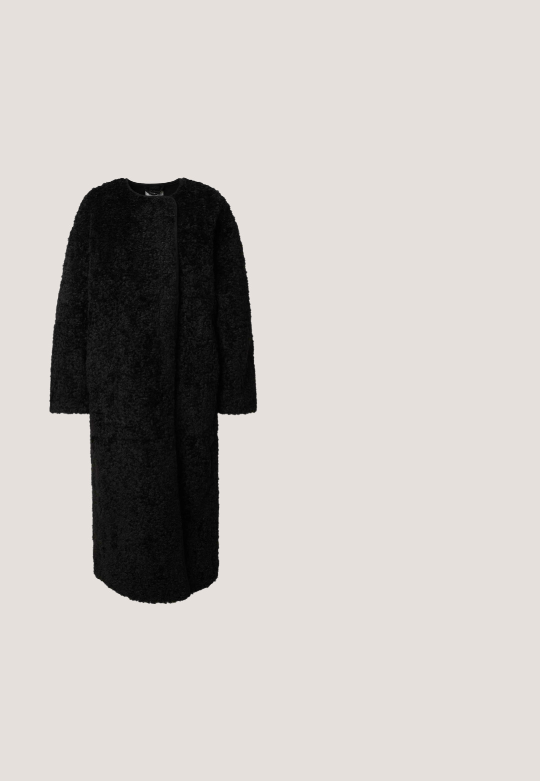 Zwarte lange jas gemaakt van een zachte, textuurachtige stof. Heeft een ronde halslijn, wijde mouwen en een open voorkant zonder sluitingen.; Zwarte geribbelde jurk met lange mouwen, een vierkante halslijn, een aansluitend silhouet en een zoom tot op de knie. Gemaakt van een rekbare stof.; Zwarte leren laarzen tot de knie met een spitse neus, rechte schacht en een taps toelopende hoge hak. Gladde textuur met minimale details.; Zwarte rechthoekige zonnebril met grijs verlopende lenzen. Glanzend plastic frame, met gestructureerde zwarte pootjes en subtiele logo-details.; Zwarte leren handtas met goudkleurig GR-logo, korte handgreep en afneembare schouderband op een witte achtergrond.; Een paar glanzende gouden creolen met onregelmatige golvende vormen en veilige scharnierlusjes op een witte achtergrond.