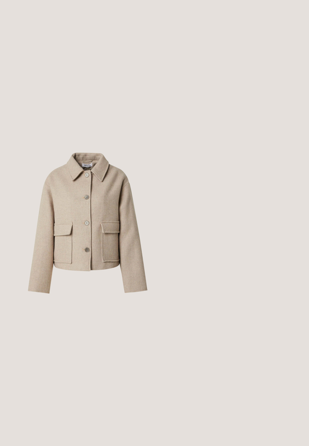 Beige, cropped wollen jas met kraag, lange mouwen, sluiting met knopen aan de voorkant en twee grote opgestikte zakken.; Beige gebreide trui met een ronde hals, geribbelde manchetten en zoom. Zachte textuur met een subtiel patroon door het hele kledingstuk, gemaakt van een comfortabele stof.; Roomkleurige top met lange mouwen, strak ontwerp, hoge hals en rekbare stof. Heeft een gladde textuur en minimale naaddetails.; Crème-kleurige wijde broek gemaakt van zachte stof, met een elastische tailleband en een getextureerde ribgebreide afwerking bij de manchetten.; Tan suède enkellaars met een afgeronde neus, zachte textuur, eenvoudig ontwerp en een laag profiel rubberen zool. Voorzien van een trekhaak aan de achterkant.; Taupe lederen handtas met dubbele handgrepen, gespen in goudkleur, ritssluiting en het "GUESS" logo in het midden aan de voorkant.
