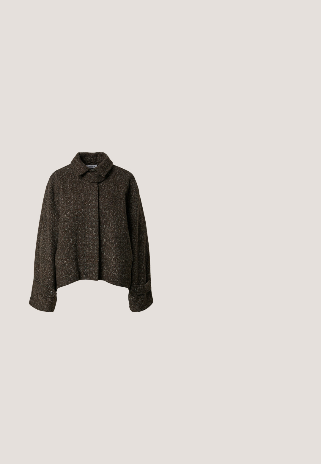 Een bruine tweedjas met een hoge kraag, cropped ontwerp en brede mouwen. Heeft opvallende stiksels en drukknopen op de manchetten.; Bruine geribde longsleeve top met een ronde halslijn en een peplumzoom, gekenmerkt door een gestructureerde stof in een aansluitend ontwerp.; Bruine shirt met lange mouwen, een puntkraag, knoopsluiting aan de voorkant en een borstzak. Soepele stof en een ontspannen pasvorm.; Donkerbordeaux, wijdvallende broek met riemlussen en een ritssluiting met knoop aan de voorkant, plat gelegd op een witte achtergrond.; Bruine suède enkelboots met een platte zool, ronde neus en een klein aantrek-lipje, gecombineerd met blauwe denim jeans met een rechte pasvorm.; Donkerbruine leren schoudertas met een enkele riem en een klein gouden knoopsdetail aan de voorkant in het midden.