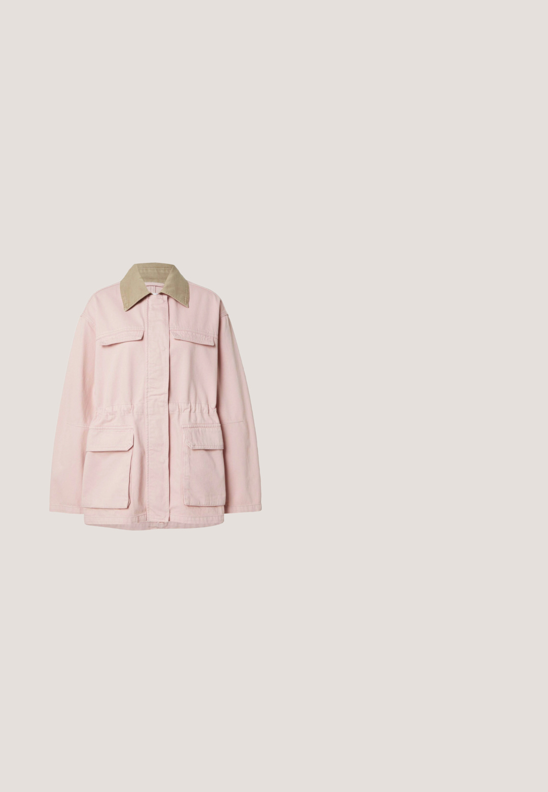 Veste rose clair avec col beige, fermeture éclair avant dissimulée par un rabat, deux poches poitrine et deux grandes poches inférieures à rabat, manches longues.; T-shirt à manches courtes de couleur pêche clair, fabriqué en coton doux, avec un col rond classique et une texture lisse et unie.; Shorts pêche en tissu texturé avec une taille élastique, dotés d'un cordon de serrage et de deux poches latérales. Petit détail de logo doré présent.; Baskets épaisses avec panneaux en daim et mesh beige, rose et jaune, semelle épaisse texturée et design à lacets.; Sac en toile rose avec un texte flou et audacieux "SUPER WOMAN" en fibres roses texturées, avec une petite étiquette noire en bas.; Collier en fil avec des perles rondes alternées de rose pastel et de bleu clair, et un petit fermoir en or sur fond blanc.
