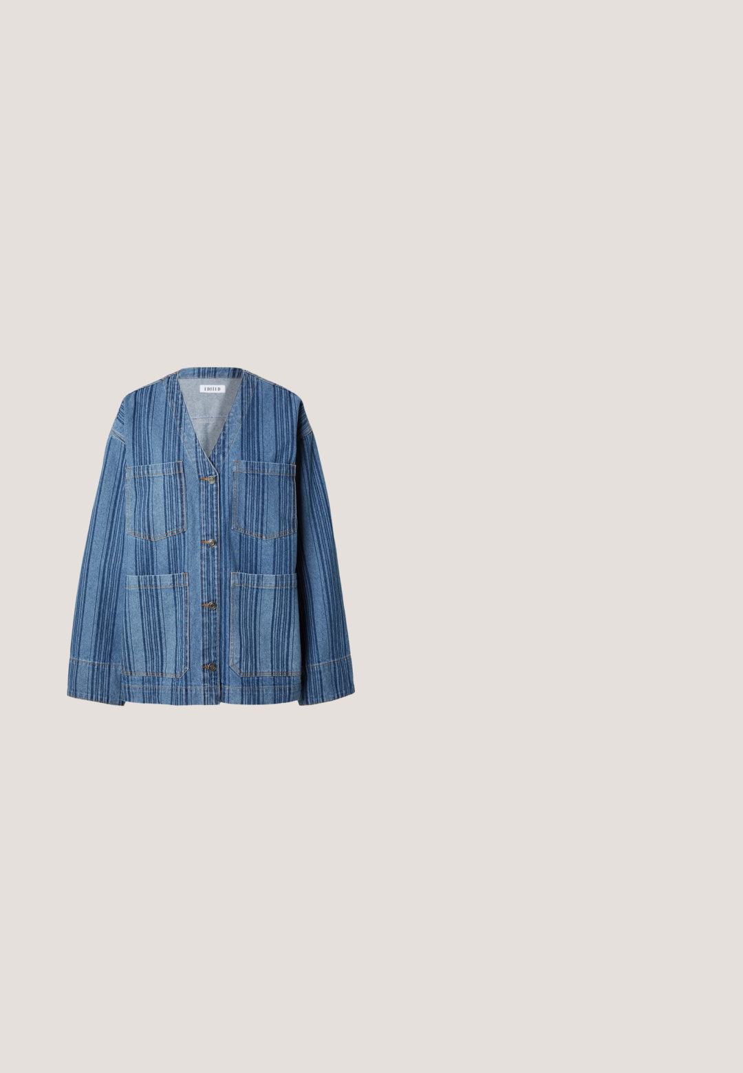 Veste en denim bleu avec des rayures verticales foncées, quatre poches avant, fermeture à boutons et col en V.; Chemise en denim bleu foncé avec un col classique, fermeture à boutons sur le devant, et deux poches poitrine avec boutons noirs et couture ton sur ton.; Shorts à rayures verticales bleu clair et blanches avec taille élastique et cordon de serrage avant, détail de revers aux ourlets.; Baskets en denim bleu avec broderie florale blanche, semelle intermédiaire en corde texturée et lacets blancs. Semelle extérieure en caoutchouc plat. Design bas.; Sac à main en denim avec bords frangés, poignées supérieures, bandoulière tissée amovible et un petit pendentif éléphant en métal attaché près de la poignée.; Bracelet en argent au design en chaîne, avec trois accents en forme de cœur. Comprend un fermoir en mousqueton et une chaîne d'extension réglable.