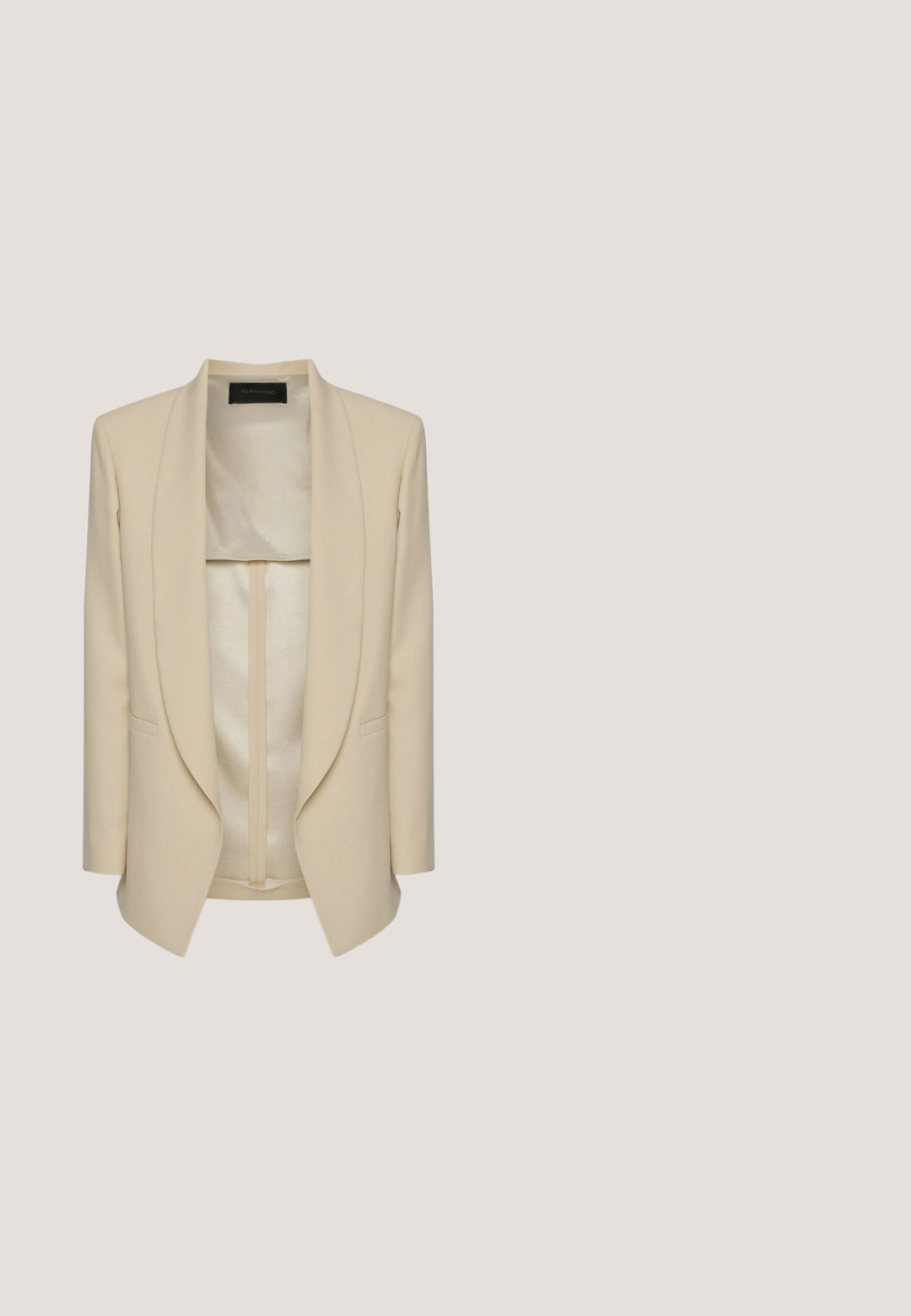 Blazer beige ajusté avec une texture lisse, ouverture devant et col châle. Présente une coupe slim et des détails subtils de poche.; Robe mi-longue en dentelle florale blanche avec manches courtes, taille cintrée et ourlet évasé sur un fond uni.; Pompe à talon aiguille dorée métallique avec un bout pointu, un talon fin, une texture lisse et des détails de couture minimalistes sur le dessus.; Lunettes de soleil blanches rectangulaires avec montures épaisses et verres teintés marron sur un fond gris clair uni.; Pochette rectangulaire beige avec rabat pliant et fermoir barre verticale doré centré sur le devant.; Collier chaîne en or avec des perles blanches alternées et des grappes florales en cristal clair, doté d'un fermoir réglable et d'un petit pendentif en forme d'étoile.
