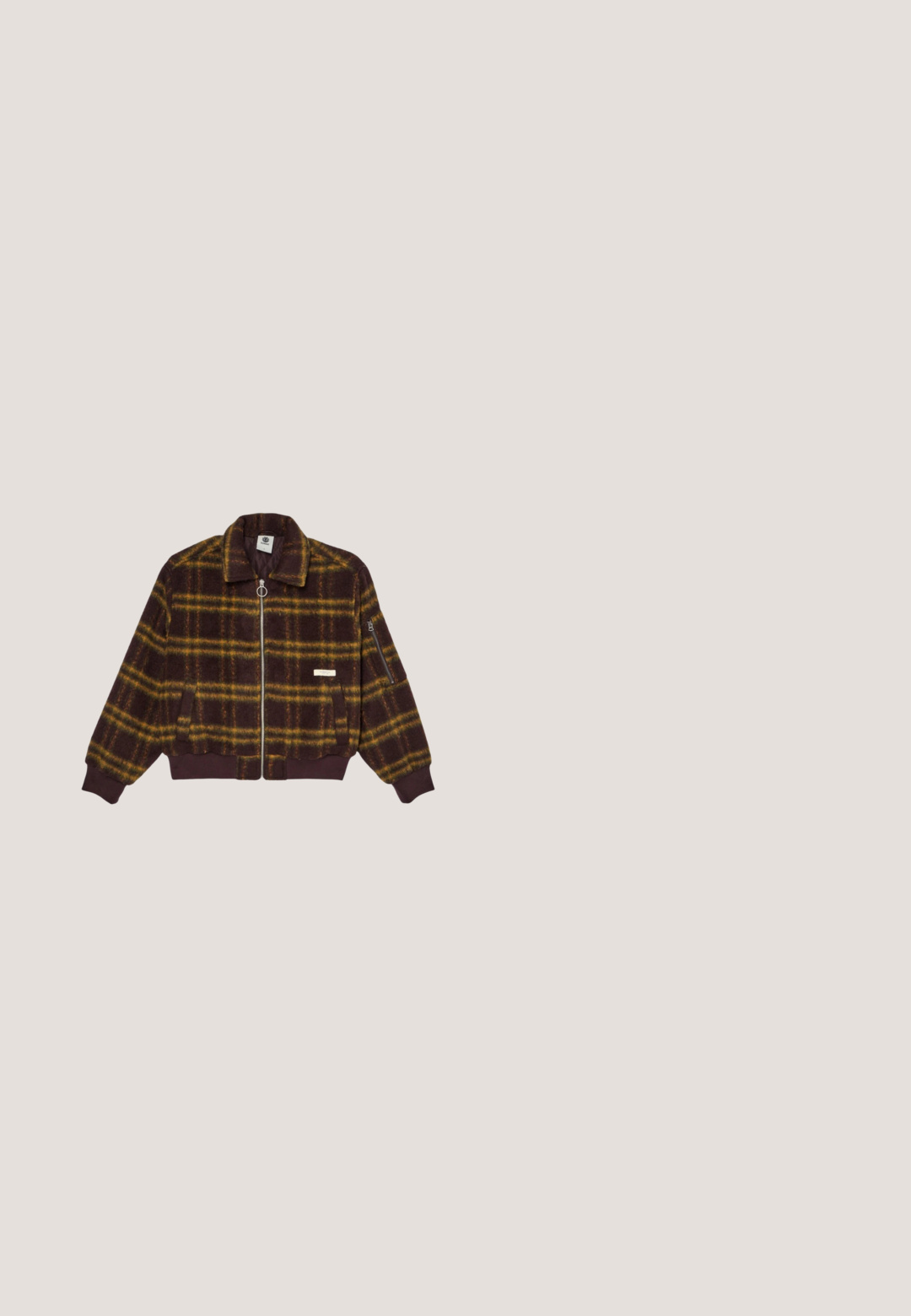 Bruin en geel geruite jas met ritssluiting, kraag, geribde boorden en zoom, en een ritssluitingzak op de linkermouw.; Korte mouwen, cropped t-shirt van lichtbeige ribgebreide stof. Heeft een bruin geborduurd merkje en contrasterende bruine biezen bij de halslijn en de zoom.; Donkerbruine denimbroek met een relaxte pasvorm, voorzien van grote opgestikte zakken en zichtbare stiksels aan de zijkanten. Klassiek vijf-pocket ontwerp.; Tan leren enkellaars met een bruine verhoogde kraag, metalen oogjes en een gestructureerde, duurzame zool. Bevat een logo nabij de hak.; Tortoisekleurige katvormige zonnebril met bruine glazen en een gouden "G"-logo op de pootjes, getoond tegen een witte achtergrond.; Bruine fluwelen hobo tas met een gebogen handvat, featuring een rhinestone "Juicy" logo aan de voorkant. Glad van textuur en zacht van vorm.