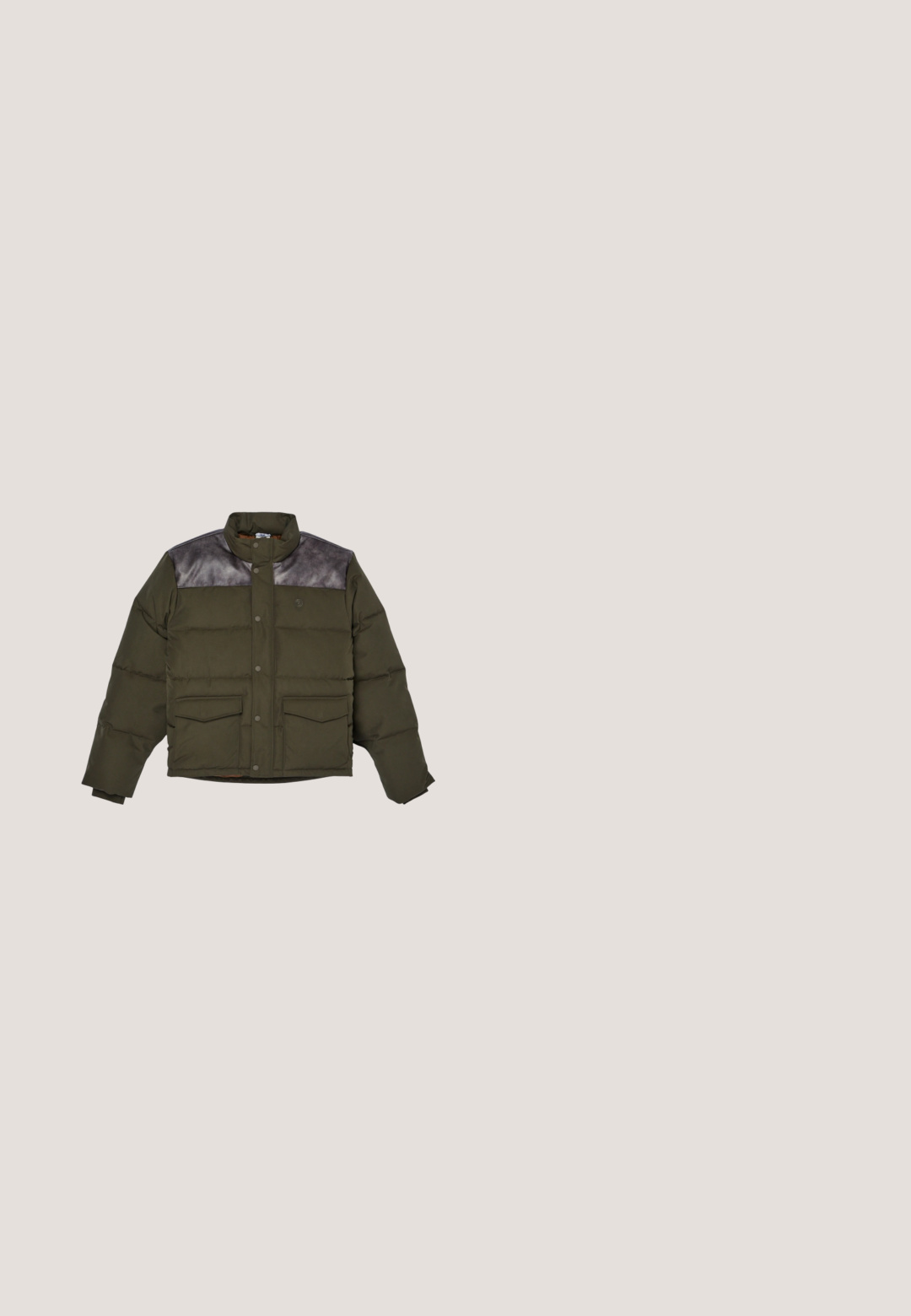 Donkergroene donsjas met hoge kraag, drukknopsluiting, twee voorzakken met klep en donkergrijze schouderpanelen.; G-STAR Sweater - asfalt; Effen groen t-shirt met korte mouwen en ronde hals, met een klein logo op de linkerborst, platgelegd op een witte achtergrond.; Werkkledingbroek olijfgroen met wijde pijpen, grote rechthoekige voorzakken, riemlussen en een knoopsluiting.; Timberland BRITTON ROAD EYE MOC-TOE - Veterboots - black; Olivengroene cilindervormige sporttas met dubbele handvatten, verstelbare banden en voorvak op een witte achtergrond.