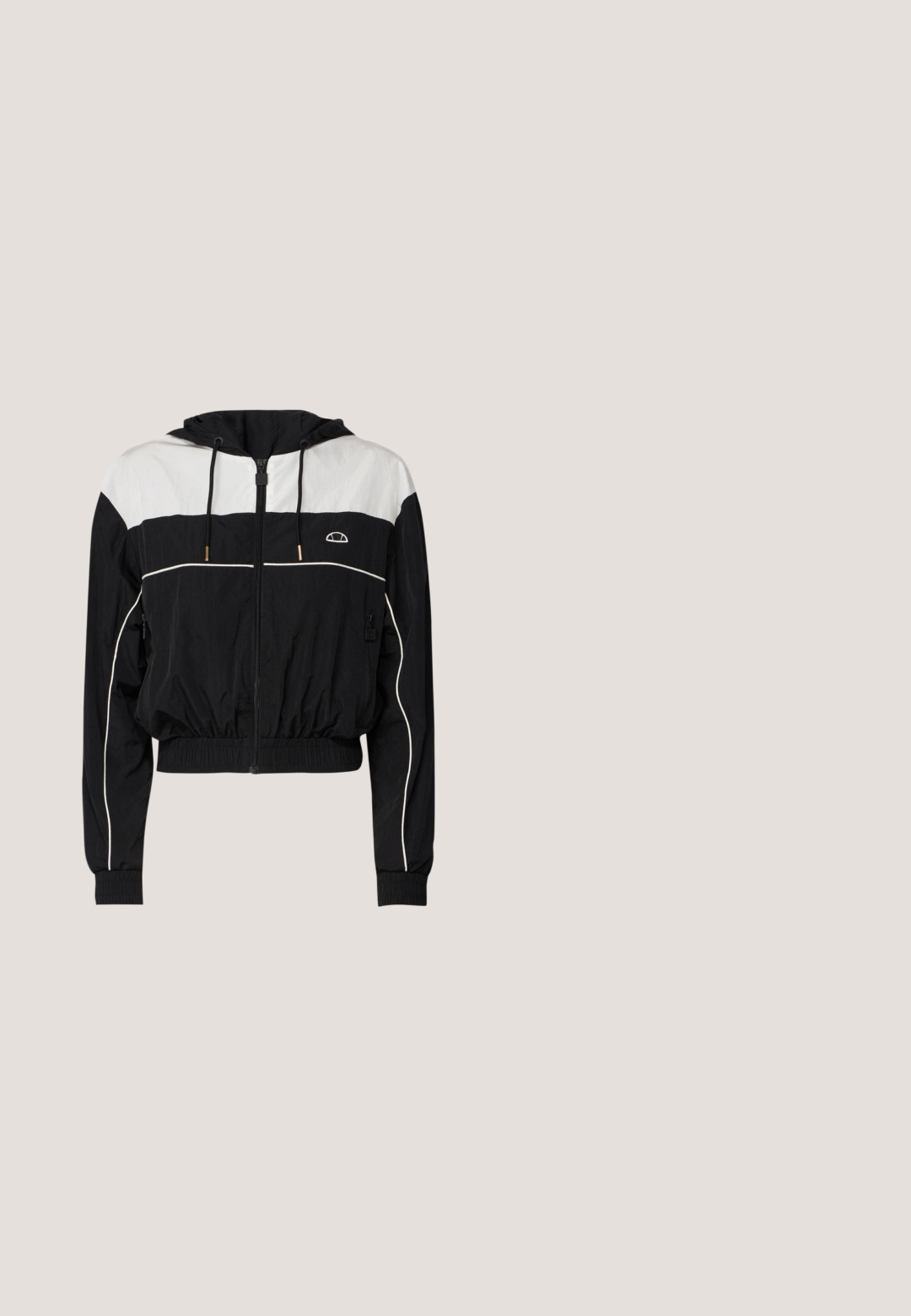 Chaqueta corta en blanco y negro con capucha, cierre de cremallera, puños acanalados y cinturilla elástica; cuenta con rayas blancas y detalle de logo en el pecho.; Top corto de punto metálico plateado con tirantes delgados ajustables. Diseño entallado y textura suave. Sin patrones ni detalles visibles de herrajes.; Falda plateada de cuero sintético con un patrón texturizado de cocodrilo, que presenta dos botones azules como acentos y un diseño ajustado.; Zapatilla deportiva de malla en gris y crema, con parte superior texturizada, puntera reforzada y suela exterior de color claro y resistente para mayor tracción.; Bolso de mano metálico plateado con forma rectangular, cierre superior y bolsillo frontal. Presenta un asa corta y correa ajustable. Acabado texturizado.; Collar de plata que presenta tres cadenas en capas y un colgante elegante y alargado adornado con múltiples rhinestones transparentes.