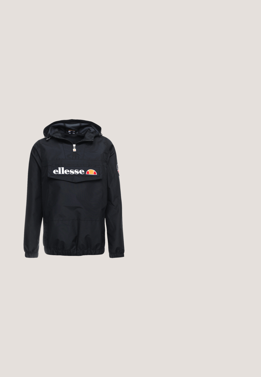 Čierna vetrovka s kapucňou, so zapínaním na zips vpredu a veľkou vreckom. Logo "ellesse" je umiestnené na viditeľnom mieste. Elastické manžety a spodný lem.; Dlhý rukáv olivovo zelené polo tričko s bielym golierom a ozdobami na ramene. Má tri gombíky a vyšívaný detail "Terrice".; Námornícky modré tričko s krátkym rukávom a okrúhlym výstrihom, s malou obdĺžnikovou logom značky pri dolnom leme na pravej prednej strane.; Hnedé, rovné nohavice vyrobené z bavlny. Majú predné zapínanie na gombík, pútka na opasok a bočné vrecká. Jednoduchý, čistý dizajn.; Čierna semišová teniska s hnedou podrážkou a kontrastnými červenými a čiernymi šnúrkami s vzorom na bielom pozadí.; Strieborný náhrdelník so štýlom reťazových článkov a obdĺžnikovým príveskom s hladkým povrchom a malým farebným logom na spodnej strane.