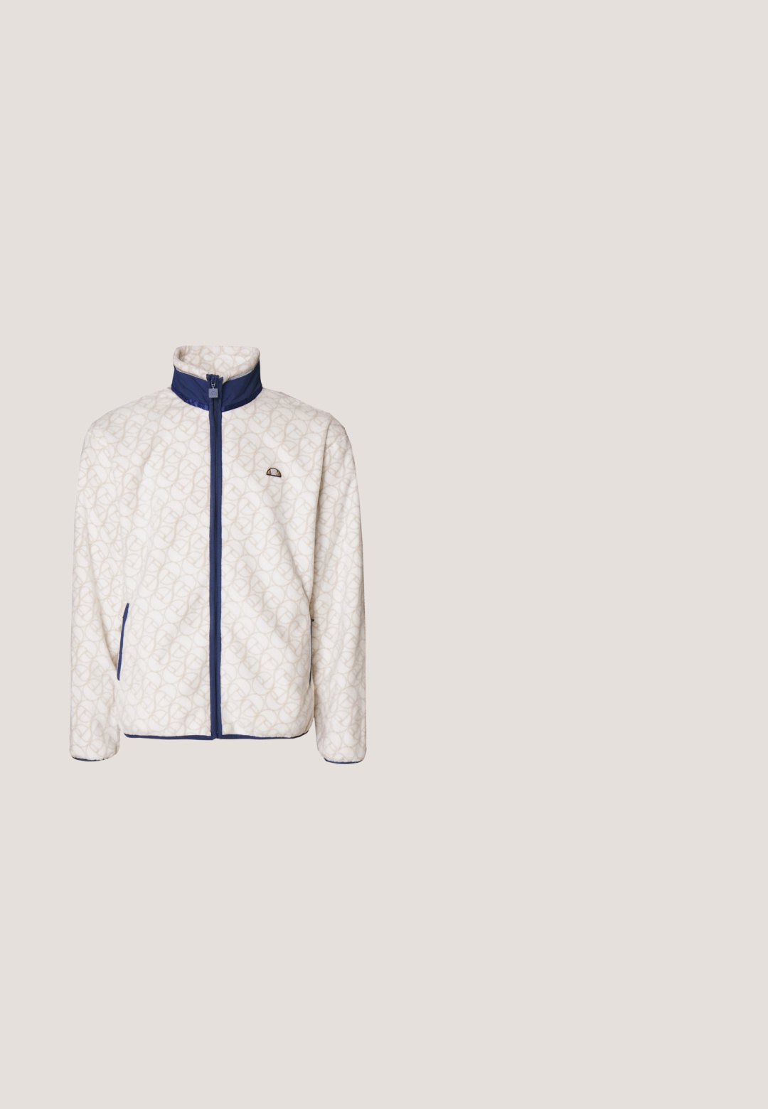 Chaqueta de forro polar en color crema con un patrón abstracto en beige, que presenta un collar y cierre de cremallera en azul marino, además de bolsillos laterales con ribete azul marino.; Camisa polo blanca con rayas navy en el pecho y el cuello. Presenta mangas cortas y un pequeño logo en el lado izquierdo cerca del cuello.; Pantalones de chándal burdeos hechos de una tela suave, con una cintura ajustable con cordón y un bolsillo lateral con un parche de logo.; Zapatilla blanca con acentos de ante beige y rayas marinas. Presenta una suela de goma texturizada y un pequeño logo de cocodrilo verde en el lateral.; Bolsa de hombro negra con material texturizado, forma rectangular, bolsillo frontal con cremallera y acento de logo de cocodrilo verde. Incluye correa ajustable.; Pulsera de cadena de plata con un cierre de metal plano y grabado que presenta un acento verde. Los eslabones son redondeados y pulidos para un acabado suave.