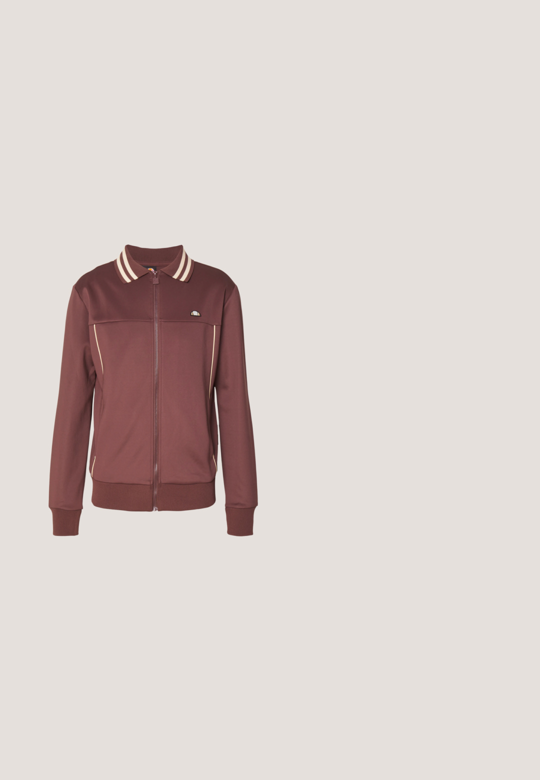 Ellesse MERANA - Μπουφάν προπόνησης - brown; Μπορντό φούτερ με κουκούλα και μπροστινή τσέπη, διαθέτει πολύχρωμο τυπωμένο γράφημα χαρακτήρα και το κείμενο "Volcom." Κατασκευασμένο από μαλακό ύφασμα.; Μακρυμάνικο σκούρο γκρι μπλουζάκι με στρογγυλή λαιμόκοψη και λευκό λογότυπο "OBEY RECORDS" καθώς και στυλιζαρισμένο πρόσωπο στο αριστερό μέρος του στήθους.; Ανοιχτό μπλε, ψηλόμεσο τζιν σορτς με μπροστινό κουμπί, φερμουάρ, θηλιές για ζώνη και πλαϊνές και μικρές τσέπες, παρουσιασμένα πάνω σε λευκό φόντο.; Καφέ δερμάτινη μπότες μέχρι τον αστράγαλο με υφή, αντίθετο μαύρο τακούνι, χρυσές θηλιές και ανοιχτόχρωμη ελαστική σόλα.; Καφέ σουέντ ορθογώνιο πουγκί με μαύρο δερμάτινο περίγραμμα και φερμουάρ, με μαύρη ετικέτα που γράφει "Karl Lagerfeld 21 Rue St-Guillaume Παρίσι".
