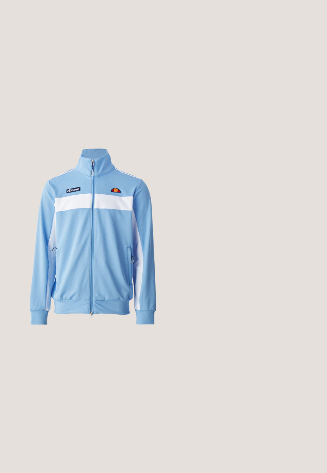 Hellblaues Trainingsjackett mit weißen horizontalen Streifen, Reißverschluss vorne, hohem Kragen, Seitentaschen und gesticktem Logo auf der Brust. Glatte Stofftextur.; Hellblauer Sweatshirt aus Baumwolle, mit weißem Text "KARL KANI" und einem Adler-Graphic, mit gerippten Bündchen und Saum. Lockerer Schnitt.; Hellblaues Kurzarm-T-Shirt mit vertikalen weißen Streifen; verfügt über einen Rundhalsausschnitt und dezente gestickte Markenlogos auf der Brust.; Hellblaue Trainingshose mit schwarzen Seitenstreifen, elastischem Bund und schmaler Passform. Hergestellt aus weichem, glattem Stoff, mit einem Logo an der Hüfte.; Athletische Sneakers aus weißen und hellblauen synthetischen Materialien, mit runder Zehenform, Schnürdesign und schwarzem Logo an der Seite.; Türkist-farbene Umhängetasche aus weichem Stoff, mit einer vorderen Reißverschlusstasche und schwarzem, gemustertem Träger, mit dem Schriftzug "KARL LAGERFELD JEANS" in schwarzer Schrift.