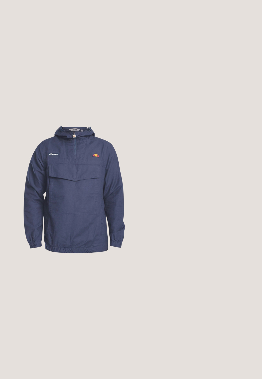 Mørkeblå ellesse pullover jakke med hætte, halv lynlås, lommer med flap foran, elastiske manchetter og logo-patches på brystet og kraven.; Lys grå fuld-zip hættetrøje med snore, to forlommer, ribstrikkede manchetter og kant, samt lille hvidt New Balance-logo på brystet.; Hvid bomulds tanktop med brede stropper, prydet med et gråt logo af "ALPHA INDUSTRIES" og et rødt mærke ved kanten.; Lysegrå atletiske shorts lavet af blødt stof, med en elastisk talje og snoretræk til justerbar pasform samt to sidelommer.; Hvid sportssko med åndbart mesh-overmateriale, tekstureret design, rund tå og logo på siden. Tykk gummisål.; Smykke med sølvfarvet curb-kæde med en lås med hummerlås og justerbar forlængerkæde på en hvid baggrund.