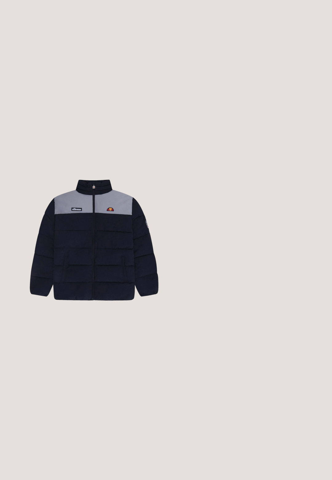 Padded Jacke mit navyblauem Körper und grauem oberen Abschnitt. Sie verfügt über einen Reißverschluss, Seitentaschen und Logoakzente auf der Brust und den Ärmeln.; Marineblauer Sweatshirt mit weißen Raglanärmeln, mit kleinem Logo auf der Brust und Markenakzent entlang der Ärmel. Baumwollmischgewebe.; Marineblaue Jogginghosen aus weichem Baumwollmischgewebe, mit einem elastischen Bund, schmal zulaufenden Beinen und einem kleinen Logo auf dem linken Oberschenkel.; Weißer Mesh-Sneaker mit grauen Akzenten, runder Zehenpartie und sichtbarem, gepolstertem Schuhsohlenbereich mit runden Luftpolstern und Markenlogo.; Sport-Sonnenbrille mit einem mattschwarzen Rahmen, großen blau getönten Gläsern, kantigem Design und minimaler Hardware für eine leichte Passform.; Blaues Stoff-Crossbody-Tasche mit schwarzem Netz-Vordertasche, Logo-Patch und verstellbarem Tragegurt. Verfügt über einen Reißverschluss und strapazierfähige Materialien.