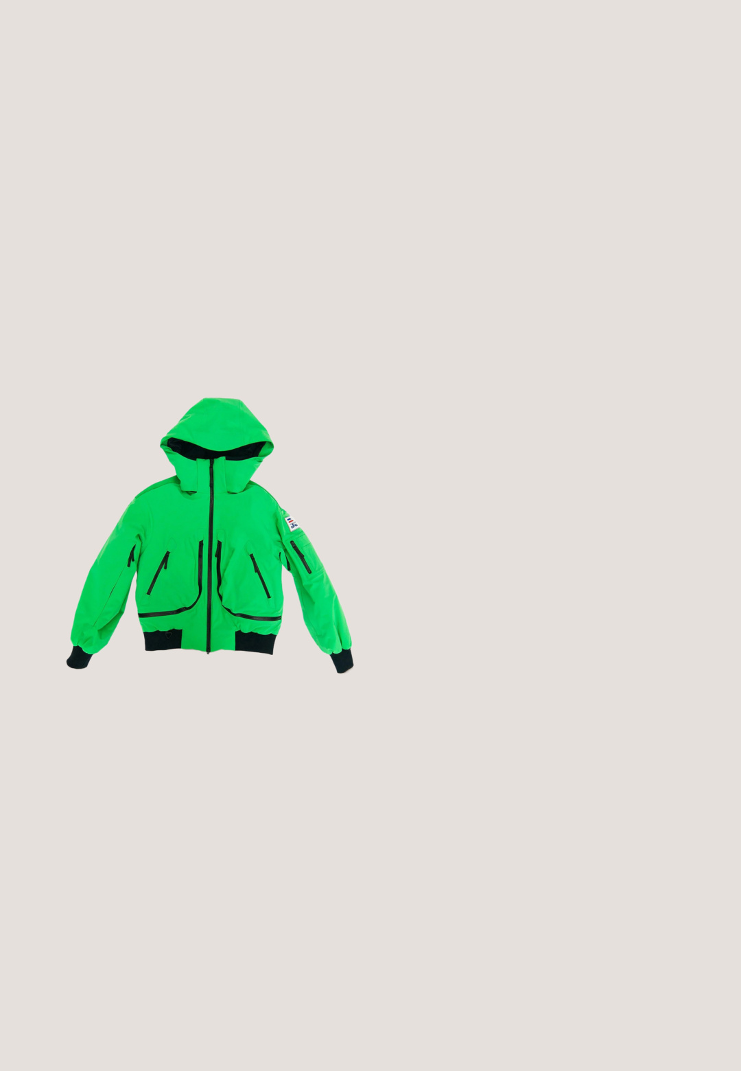 Lys grøn hættejakke med sorte lynlåse, ribbede manchetter og kant, flere lynlåslommer og et patch på venstre ærme.; Lyseblå langærmet pullover-hoodie med lynlås og en sort lynlåslomme på brystet. Lavet af struktureret stof med syede detaljer.; Langærmet sort og olivengrøn pullover med en kort lynlås foran og et lille logo på brystet.; Oliven grøn cargo bukser lavet af let materiale, med elastisk talje, snorelukning og flere lynlåslommer.; Brun mellemhøj vandrestøvle med røde accenter, metaløjer, polstret krave, sort robust sål og Vibram-logo på forreste kant.; Grøn rulle-top rygsæk med sorte accenter, lavet af tekstureret stof, med en front lynlås lomme og justerbare stropper.