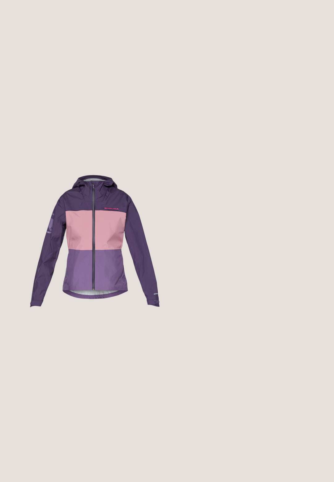 Veste imperméable violette et rose avec une fermeture éclair sur le devant, capuche ajustable et panneaux contrastés. Présente un logo sur la poitrine et les manches.; T-shirt bordeaux en tissu texturé avec des manches courtes. "LDN" imprimé en grandes lettres blanches sur la poitrine. Encolure arrondie.; Shorts marron avec une texture lisse, dotés d'une taille extensible, de deux poches zippées et de deux boutons à l'avant.; Chaussure de course violette et rose avec semelle vert clair, tige en mesh, logo ASICS et languette au talon, vue de profil.; Lunettes de soleil violettes au design élégant et enveloppant. Verres miroités affichant des couleurs dégradées. Nom de la marque "ROXY" inscrit sur la branche.; Sac tote Nike couleur marron foncé avec des anses noires et le logo Nike swoosh blanc sur le devant, sur fond blanc.