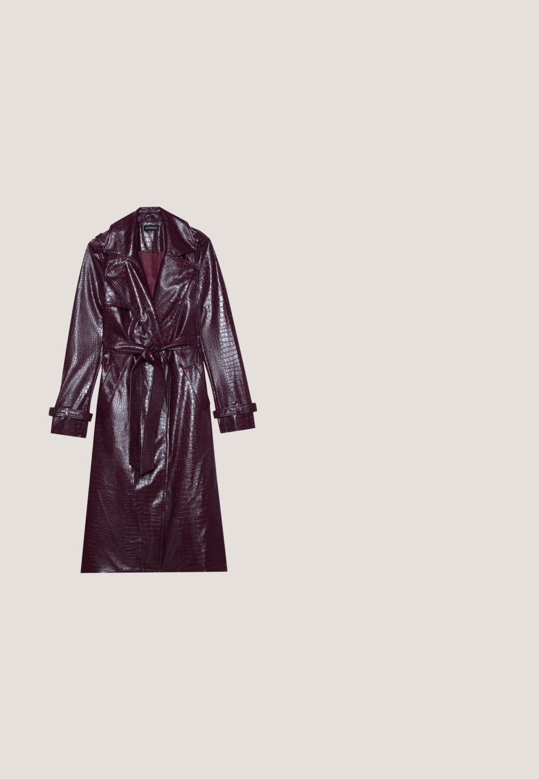 Even&Odd by Zalando Trench - bordeaux; Haut péplum bordeaux avec un design bustier, présentant un décolleté asymétrique et un accent décoratif doré. Associé à un pantalon à jambes larges.; Chaussure à talon haut en cuir verni bordeaux avec bout pointu, sangle de cheville et découpes sur les côtés. Fini élégant et brillant.; Lunettes de soleil œil-de-chat translucides violettes avec verres foncés et accent doré sur les branches, inclinées vers la droite sur un fond blanc.; Petit sac à main bordeaux brillant avec une poignée supérieure et une bandoulière détachable, présenté sur un fond clair uni.; Boucles d'oreilles en or en forme de hoop avec des pétales de tissu rouge foncé superposés et deux délicates chaînes en or suspendues à chacune.