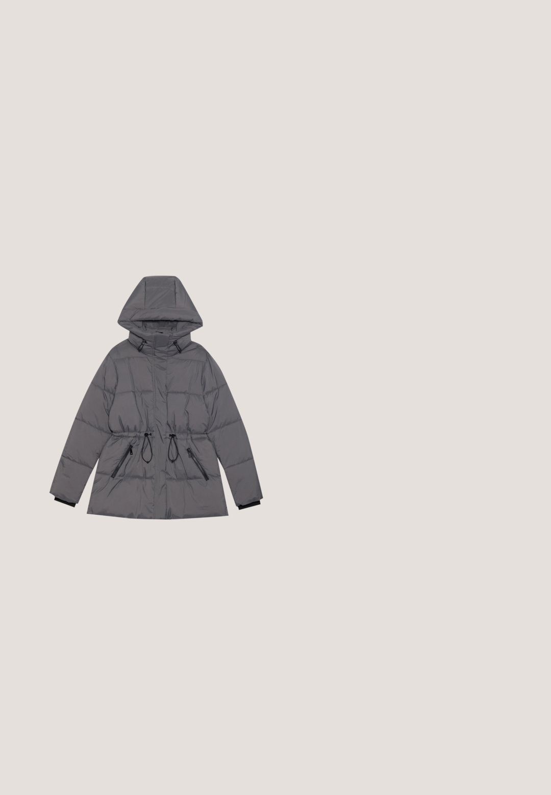 Chaqueta de invierno gris acolchada con capucha, cordones ajustables en la cintura y bolsillos con cremallera, colocada plana sobre un fondo blanco.; Sudadera gris con un bolsillo frontal, capucha con cordones y puños acanalados. Está hecha de una tela suave y texturizada y presenta un diseño de ajuste relajado.; Camiseta de manga larga de cuello redondo color gris claro con costuras visibles, mostrada sobre un fondo blanco.; Pantalones de chándal gris oscuro hechos de tejido suave, con una cinturilla elástica con cordón, piernas ajustadas y puños en los tobillos.; Zapatos negros sin cordones con tres correas de Velcro, parte superior texturizada y una suela gruesa de caucho con detalles acanalados. Acento liso en el talón.; Bolso rectangular de pana de color gris oscuro con dos bolsillos frontales con cremallera, dos asas y una correa de hombro ajustable sobre fondo blanco.